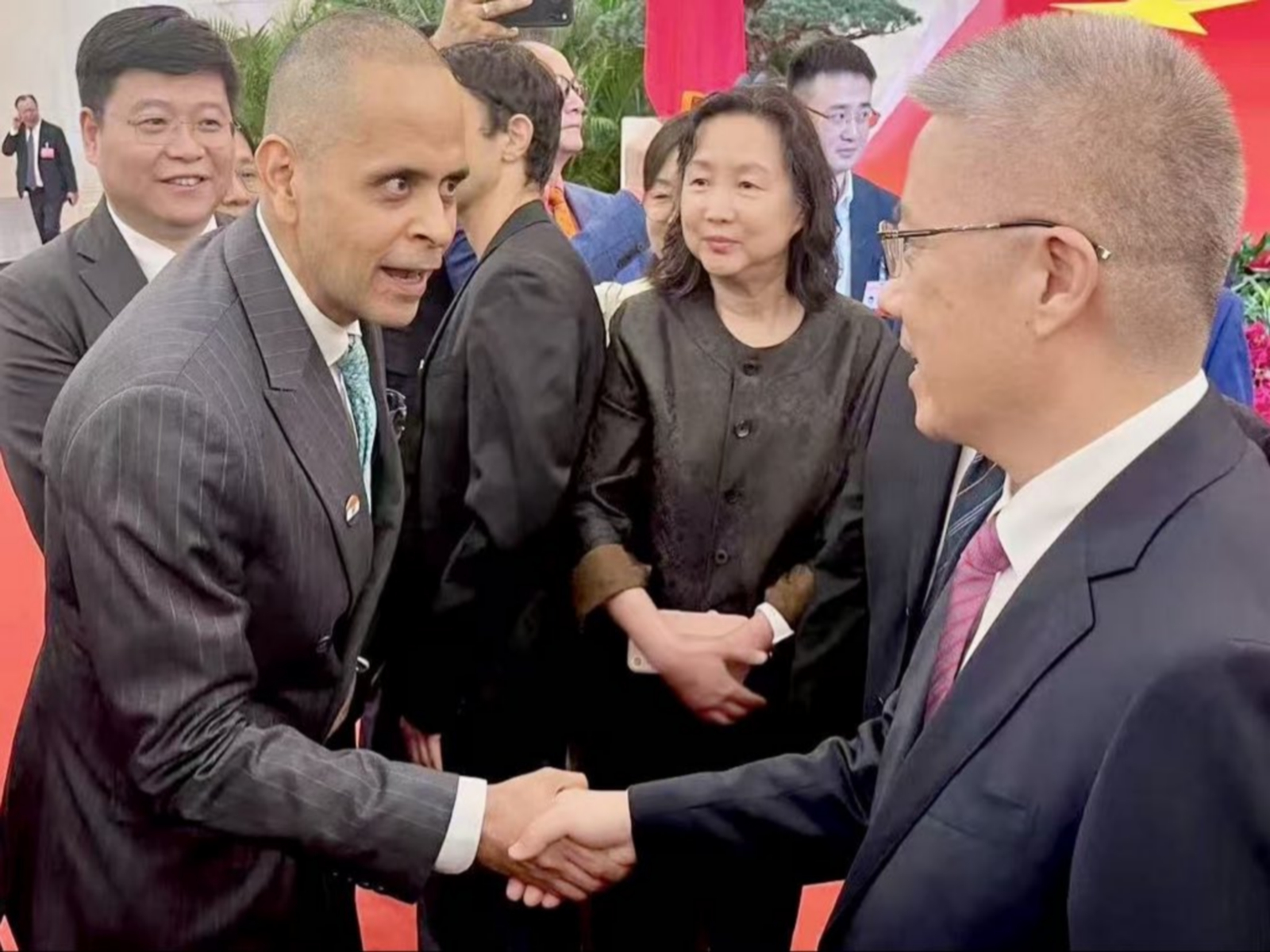 Consul General of India in Shanghai, Pratik Mathur and Shanghai Mayor Zhu Zhongming (Photo/@IndiaInShanghai)
