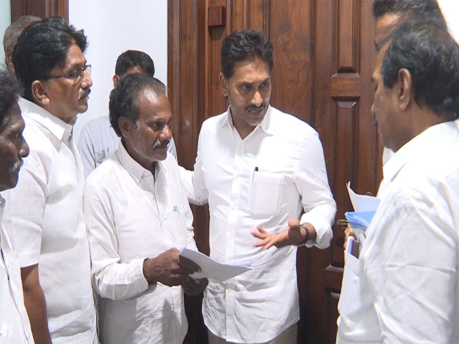 YSRCP President and former Chief Minister YS Jagan Mohan Reddy with farmers from Lankapalli village (Photo/YSRCP)