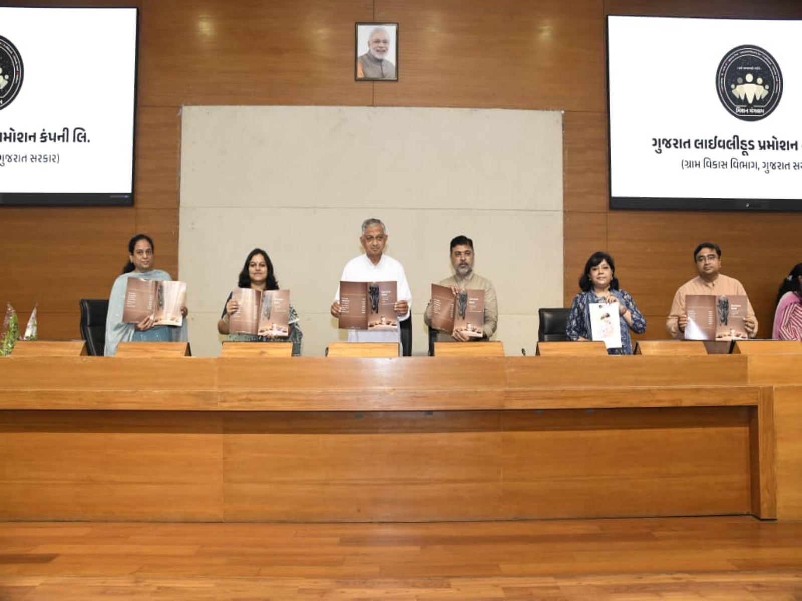 Gujarat Minister Kunvarji Bavaliya  launched 'Motherhood Hamper' catalogue  (Photo/CMO)