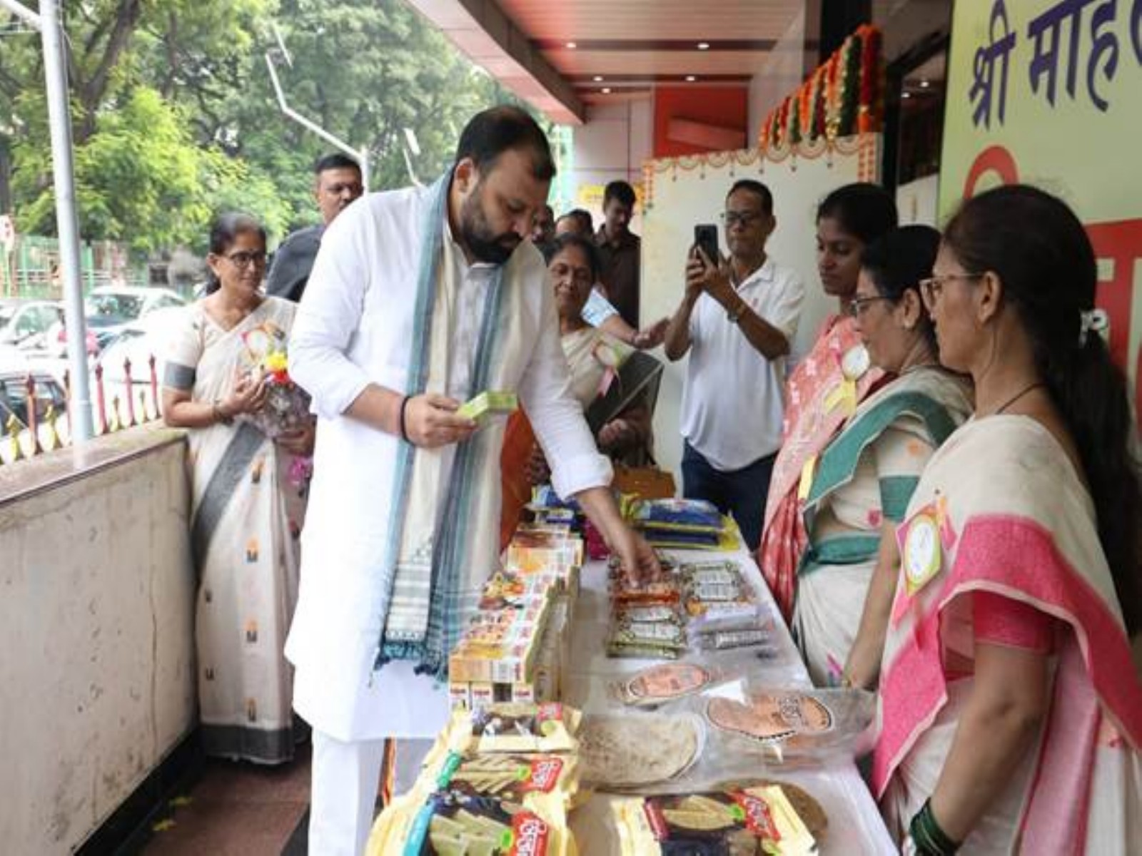 KVIC Chairman hails Lijjat Papad women artisans (Photo:Pib)