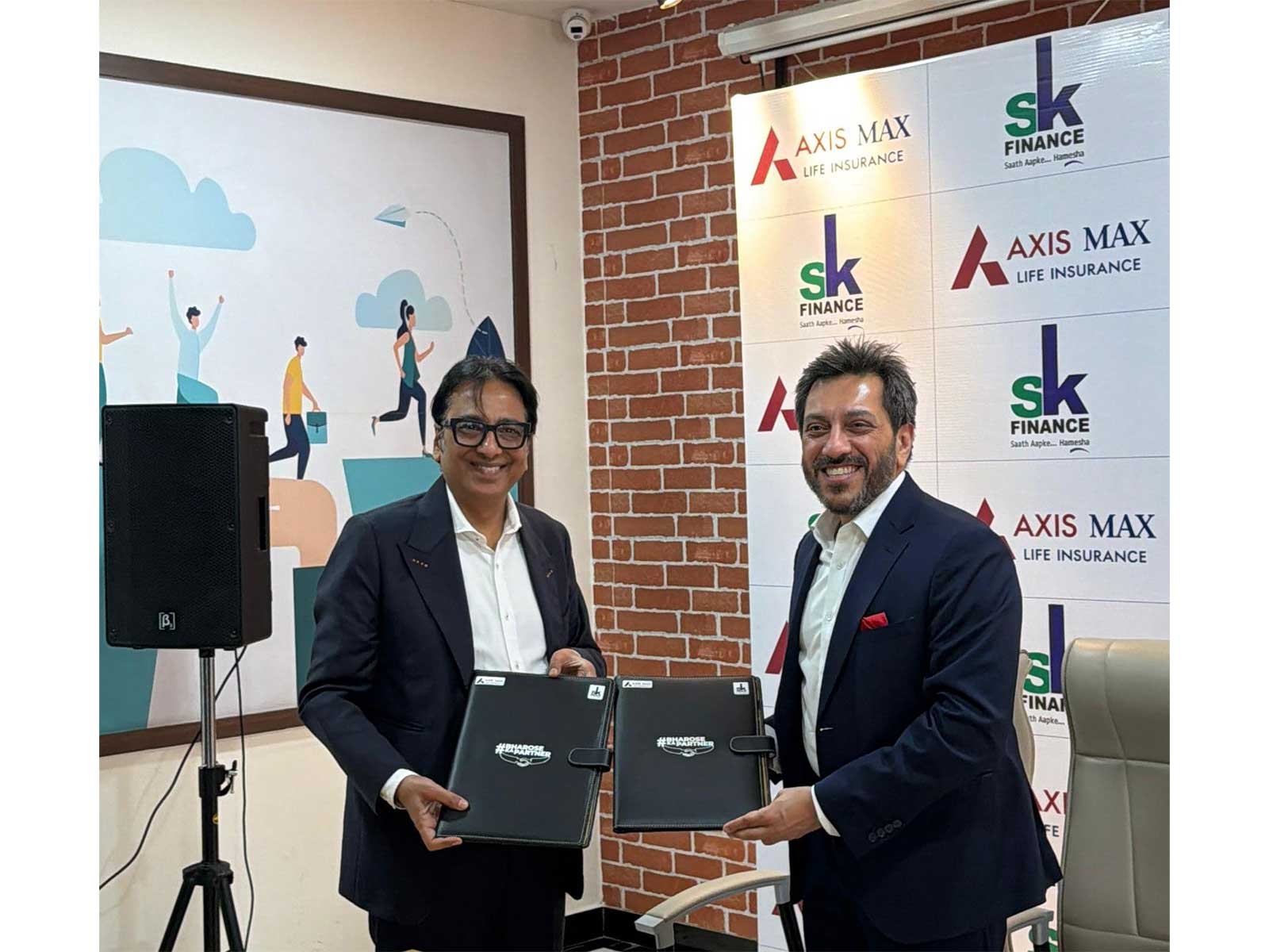 Mr. Rajendra Setia, Managing Director, SK Finance and Mr. Sumit Madan, MD & CEO, Axis Max Life Insurance