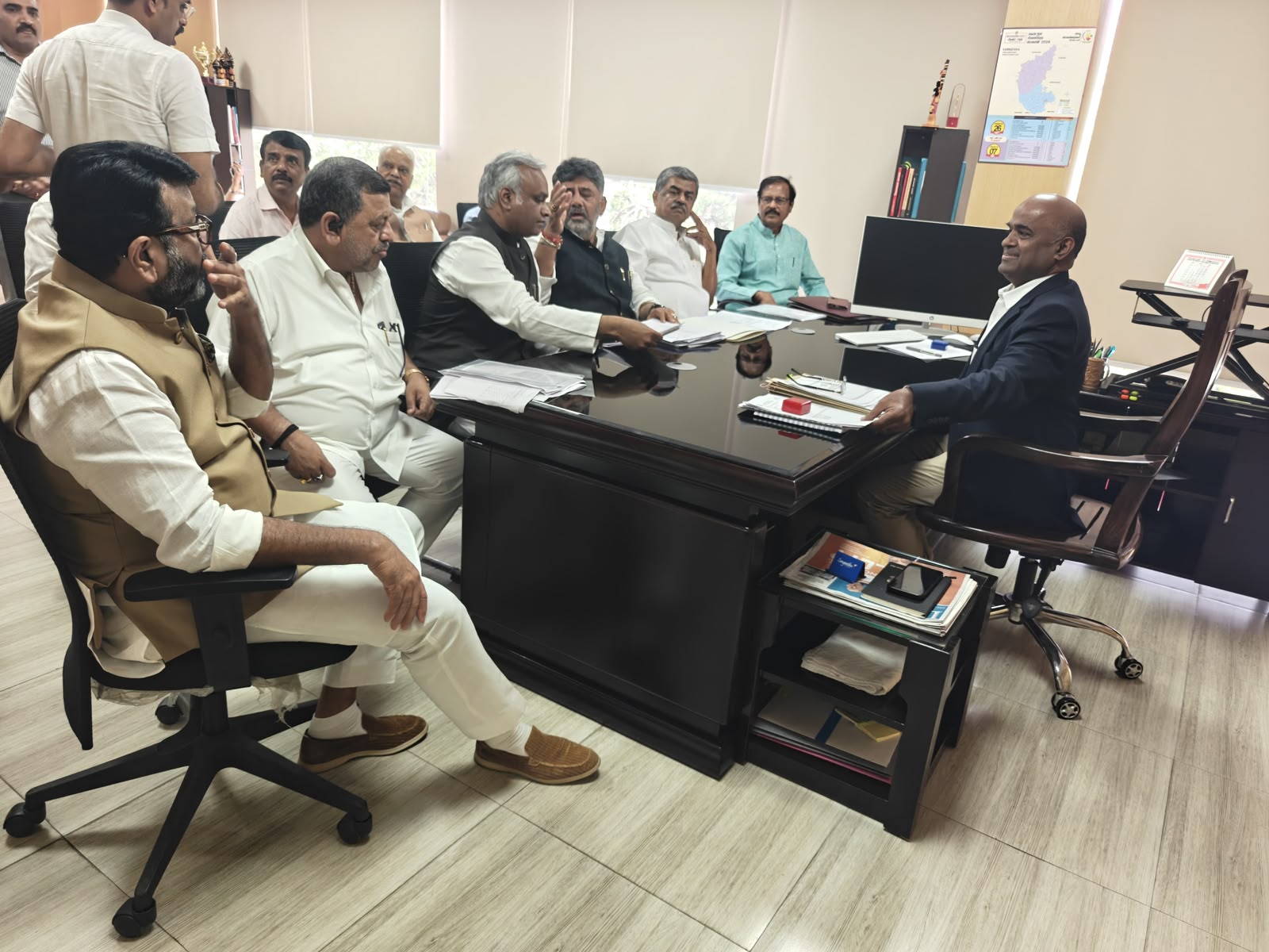 DK Shivakamar and ministers with CEO (Photo/CMO)
