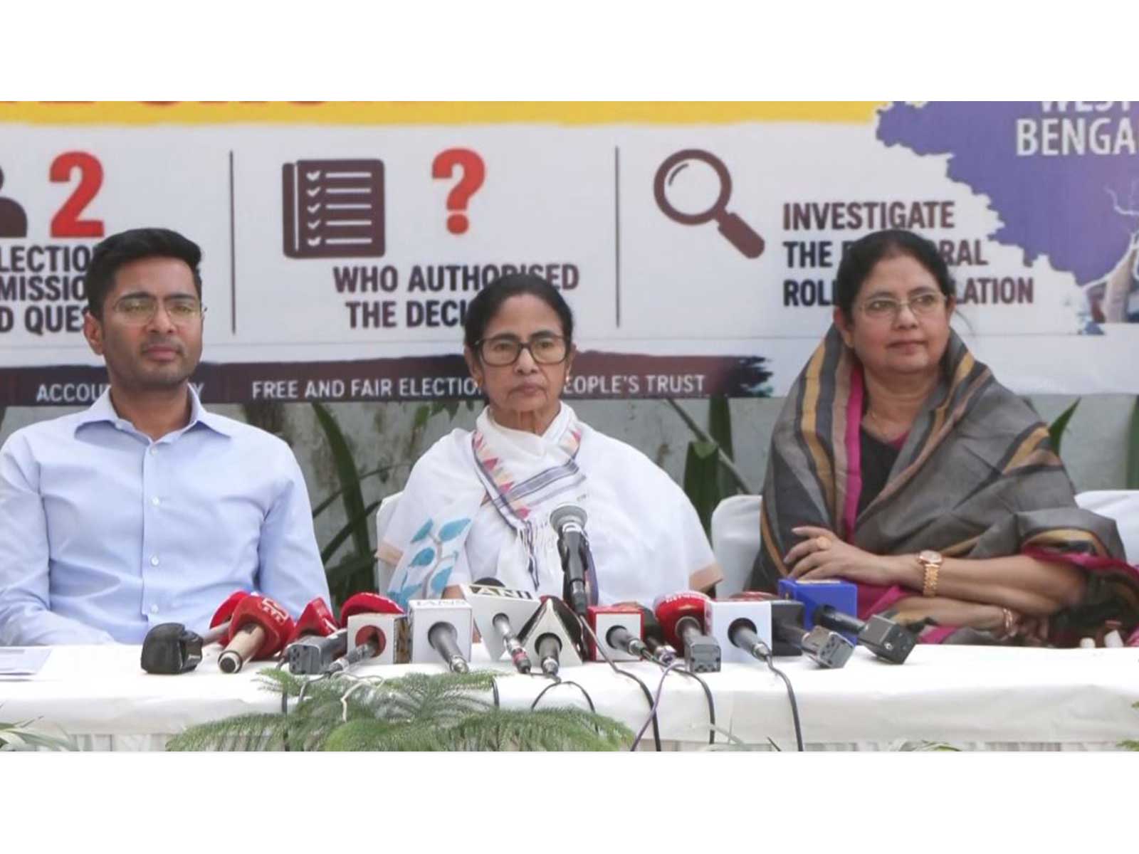 Trinamool Congress (TMC) leader Mamata Banerjee and party leader Abhishek Banerjee (Photo/ANI)