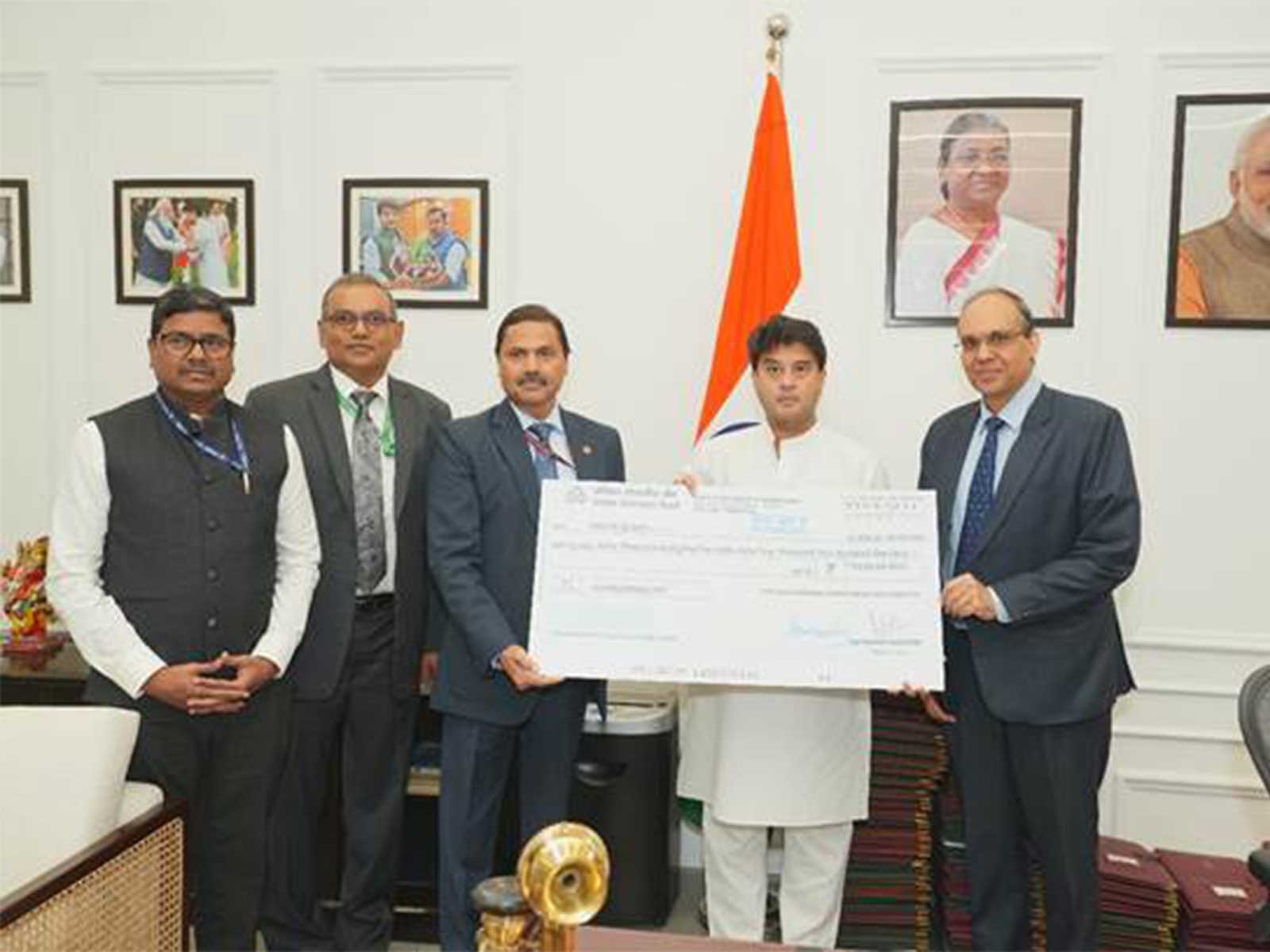 TCIL CMD Syed Tausif Abbas hands over FY26 dividend cheque to Communications Minister Jyotiraditya Scindia (Photo/PIB)