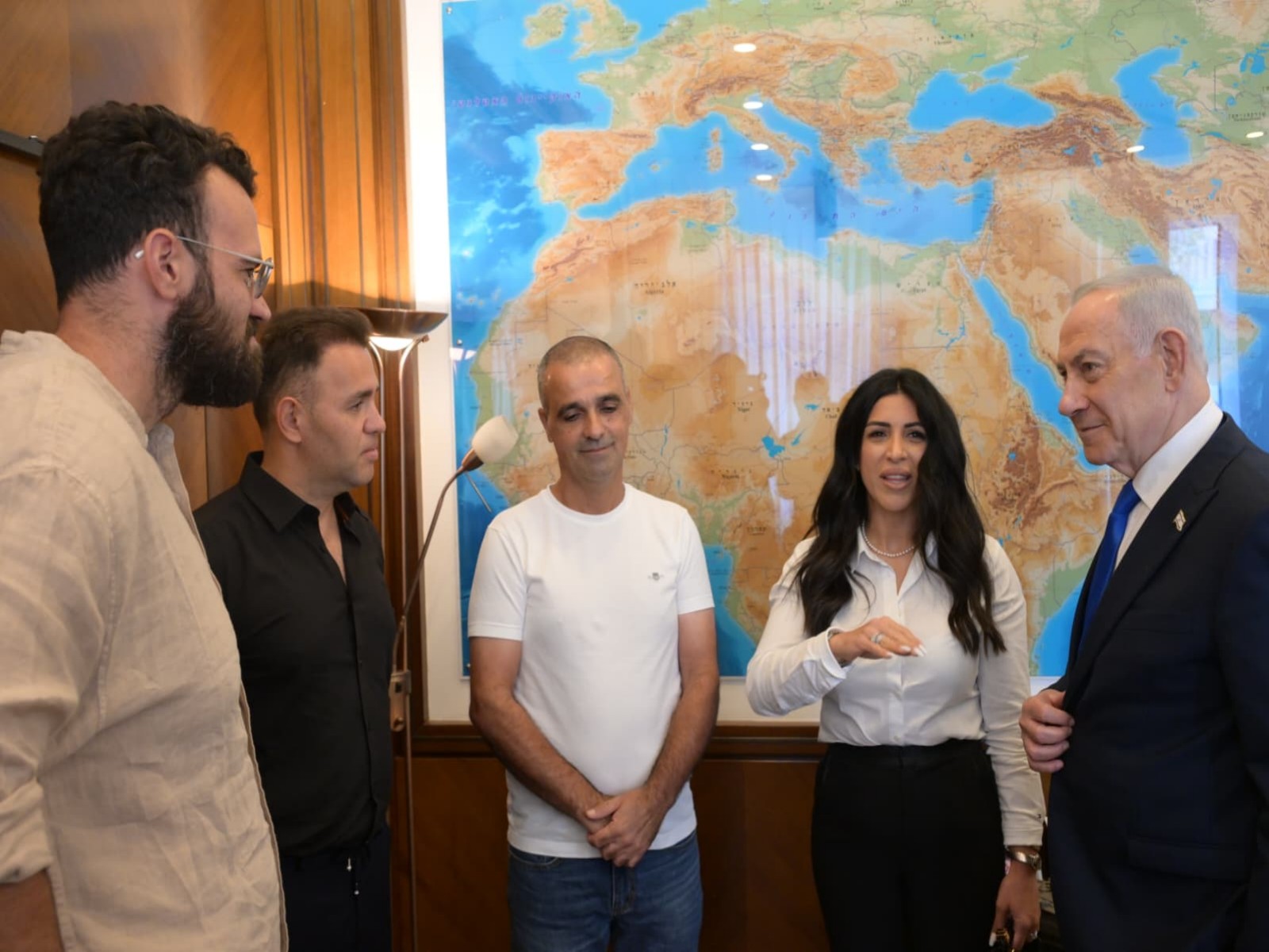 Israeli Prime Minister Benjamin Netanyahu meets the passengers who saved flydubai plane incident (Photo/X/@IsraeliPM)