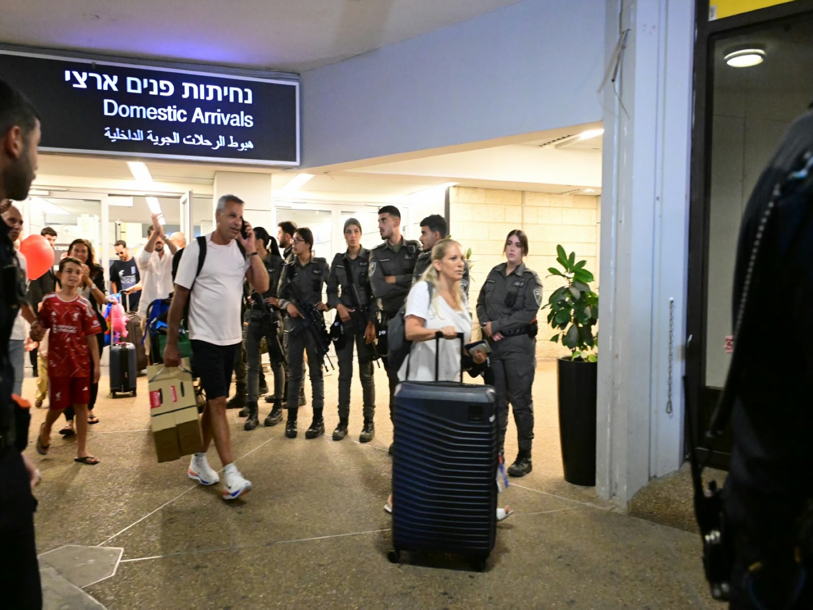 Passengers of the flydubai flight at Tel Aviv (Photo/Courtesy TPS-IL)
