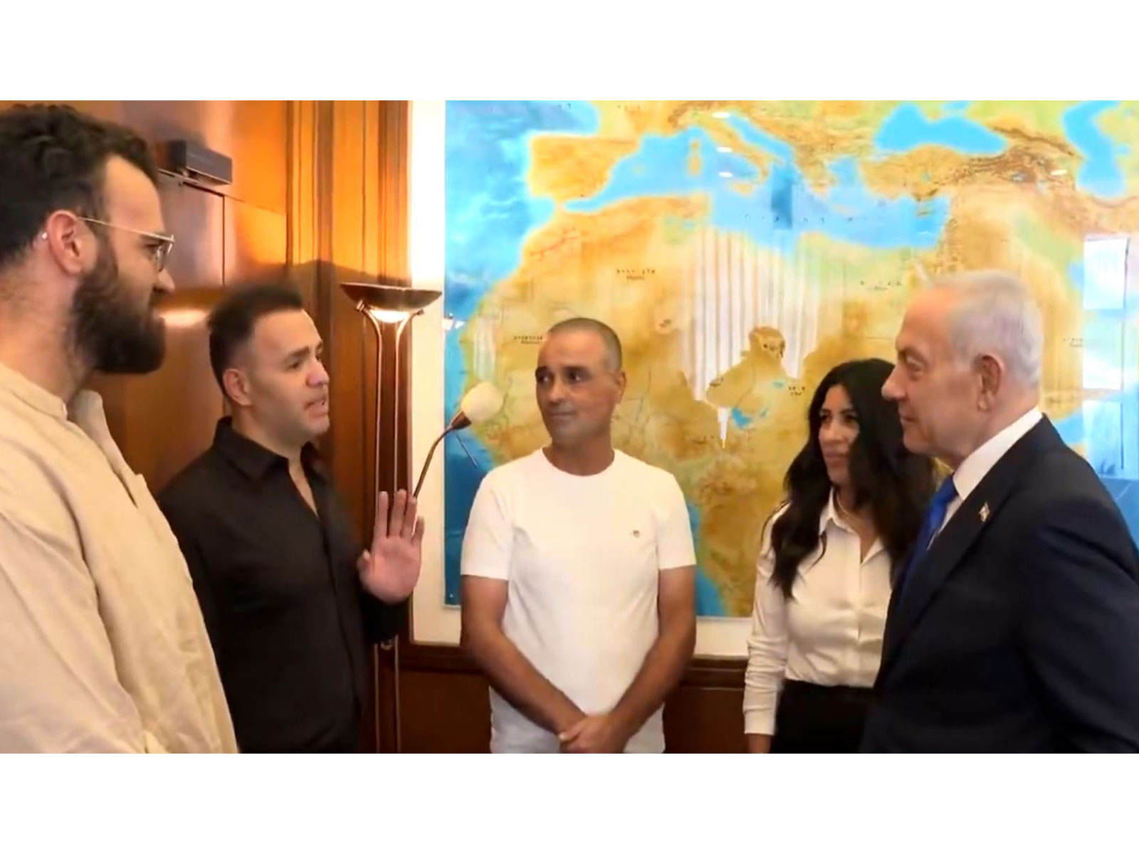 Israeli Prime Minister Benjamin Netanyahu speaks to Israeli dentist Dr. Shota Musaev, who treated injured FlyDubai captain Smit Machchhar following the mid-air cockpit attack. (Photo: X/@netanyahu)