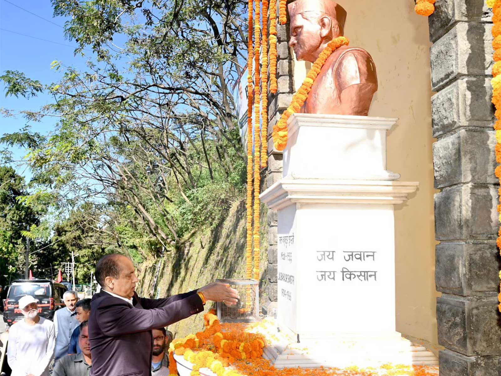 Former Himachal Pradesh Chief Minister Jai Ram Thakur paying tribute to Lal Bahadur Shashtri (Photo/X/ @jairamthakurbjp)