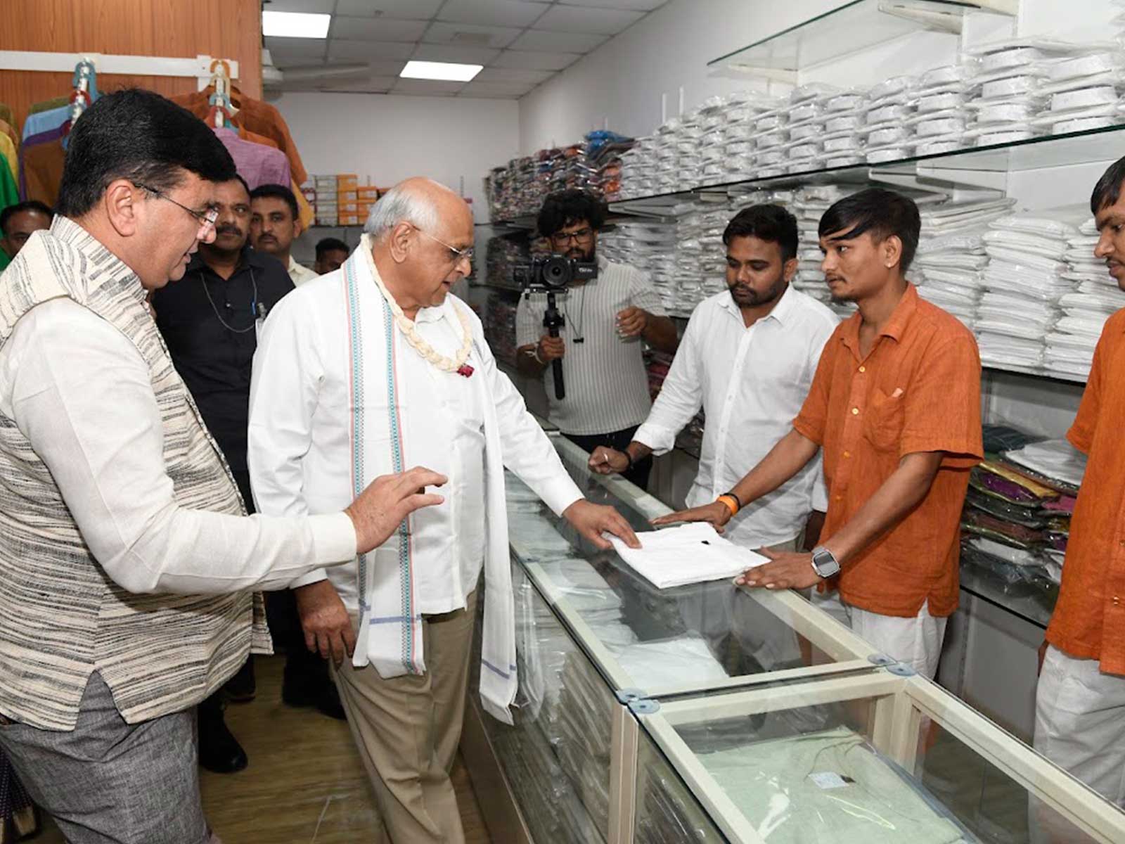 Gujarat CM Bhupendra Patel purchases Khadi garments at Khadi Haat in Gandhinagar on Gandhi Jayanti (Photo/Release)