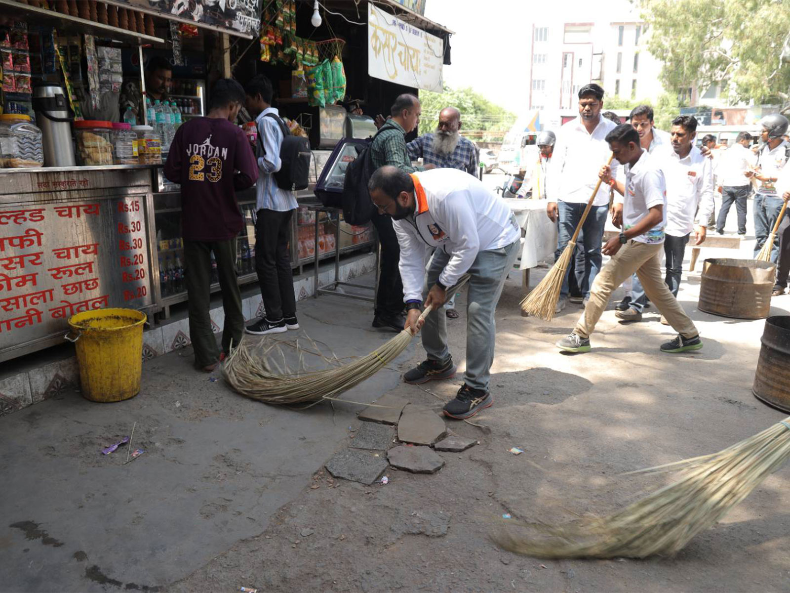 Seva Yatri participates in a cleanliness drive during the Seva Sankalp Yatra (Photo/Release)
