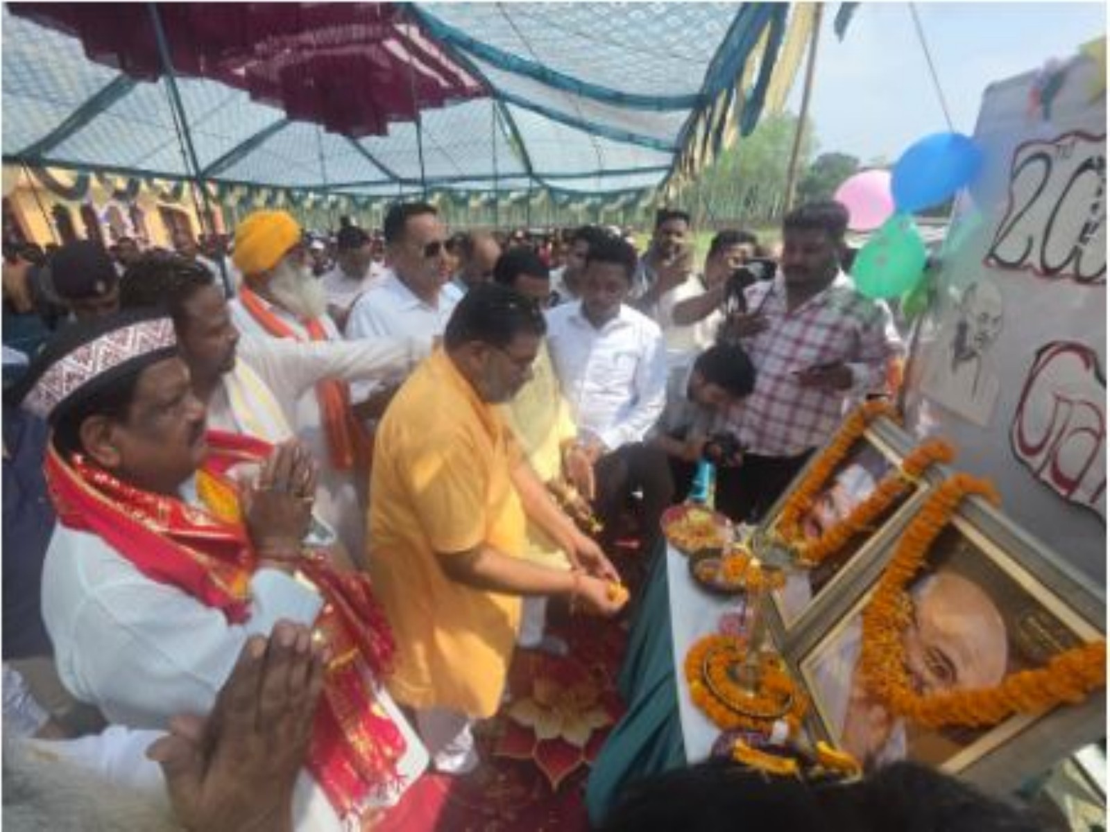 Union Minister Jual Oram pays floral tribute to Mahatma Gandhi and former Prime Minister Lal Bahadur Shastri (Photo/pib)