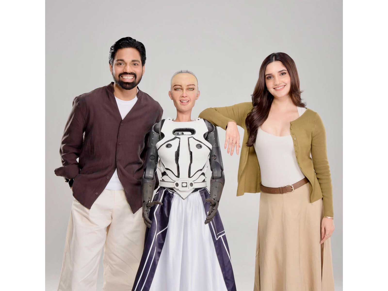 Anil Shetty, Humanoid Robot and Saachi Bindra (Photo/Instagram@simplesuni)