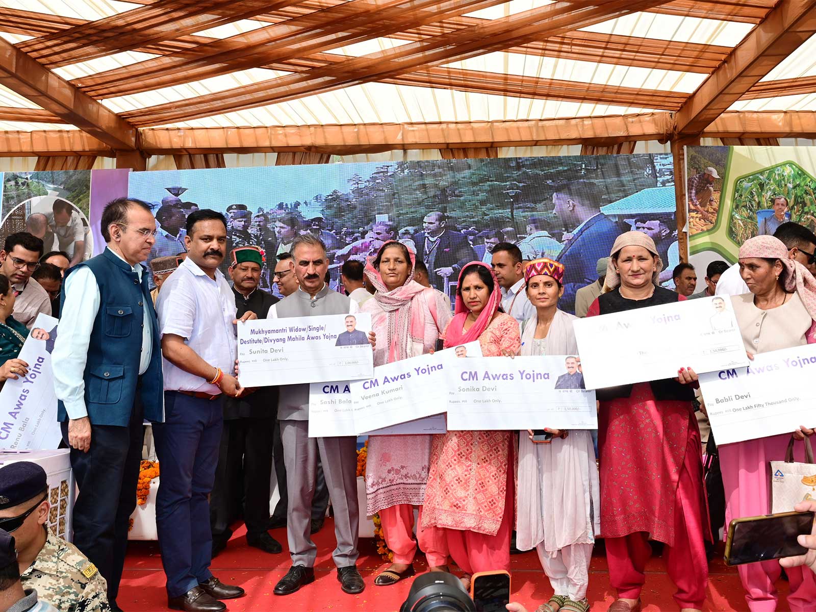 Himachal Pradesh Chief Minister Thakur Sukhvinder Singh Sukhu distributed financial assistance of Rs. 5.78 crore to 1,471 registered workers (Photo/ANI)
