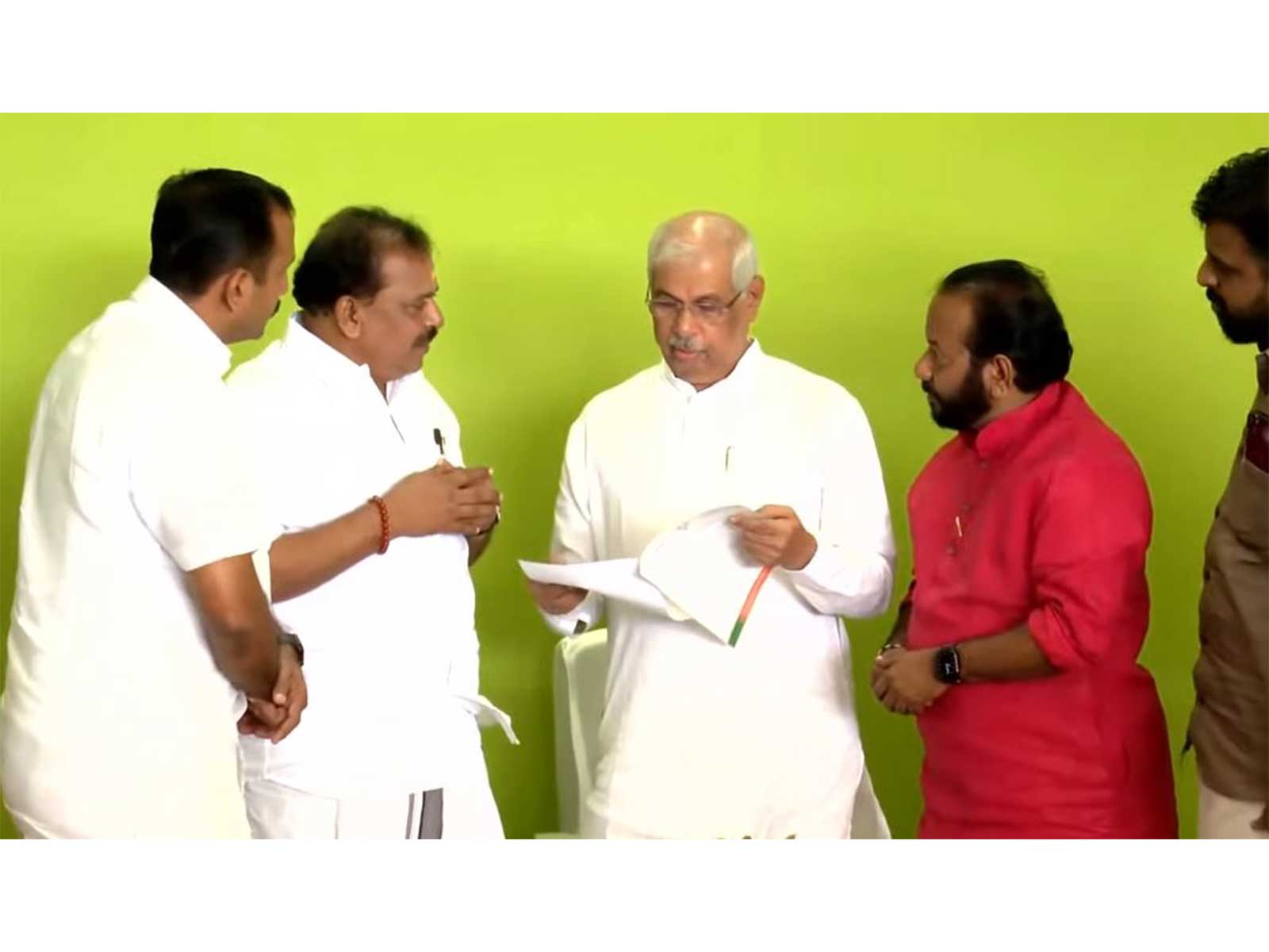 BJP delegation led by P K Krishnadas meets Keralam Governor Rajendra Vishwanath Arlekar in Kottayam (Photo/BJPKeralam)