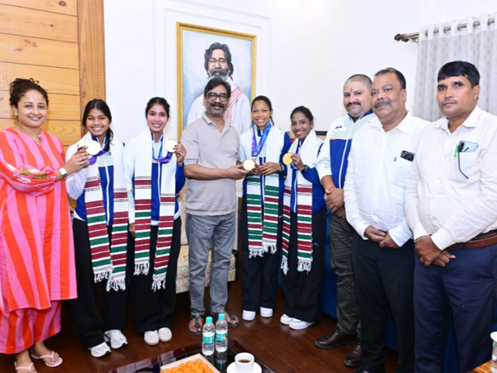 Jharkhand CM Hemant Soren with Asian Games 2026 women hockey team players (Photo/X/@HemantSorenJMM)