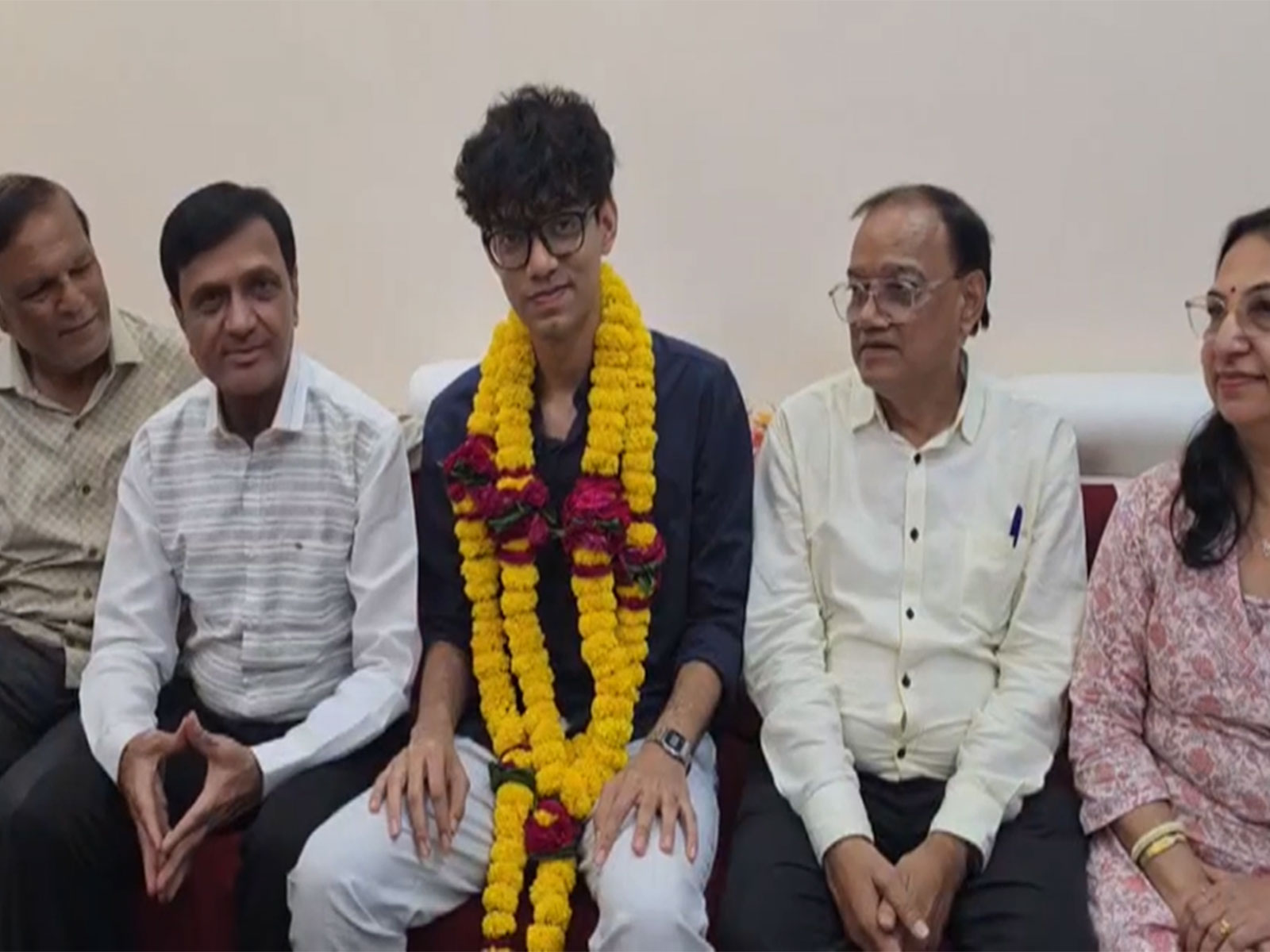 Kovid Gangrade received a warm homecoming in MP's Khandwa (Photo/ANI)