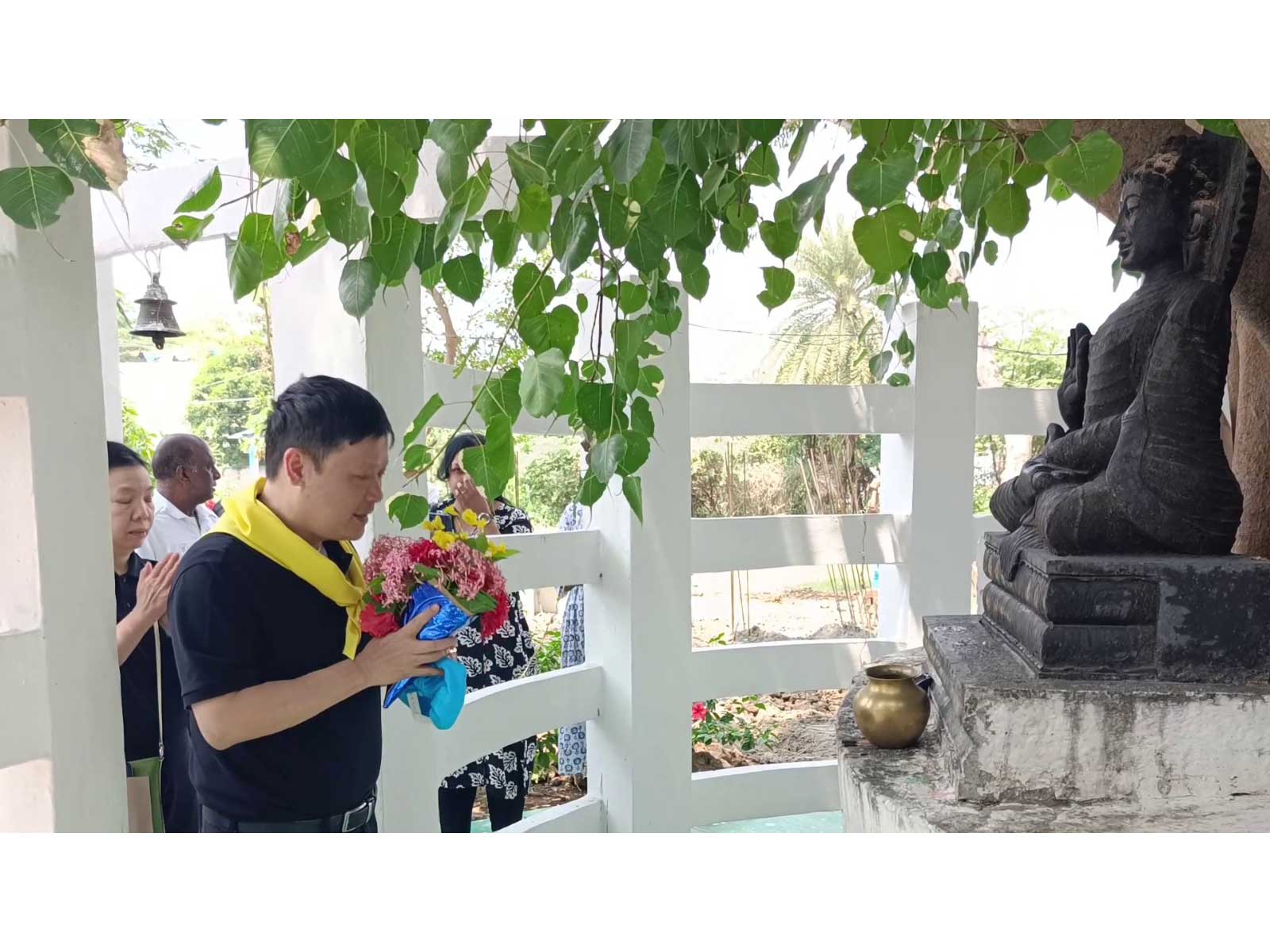 Thai Consul General Racha Aribarg offers prayers at Buddhist vihar in Kancheepuram (Photo/ANI)