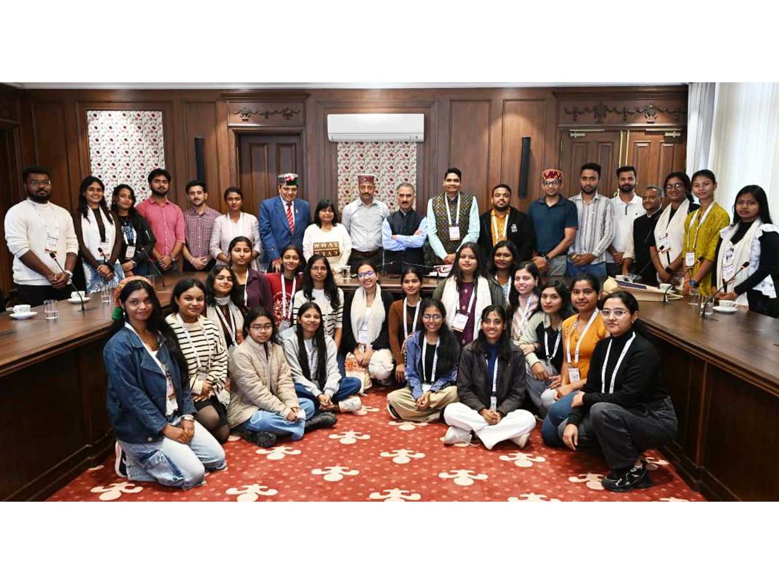 Students with Chief Minister Sukhvinder Singh Sukhu (Photo/ANI)