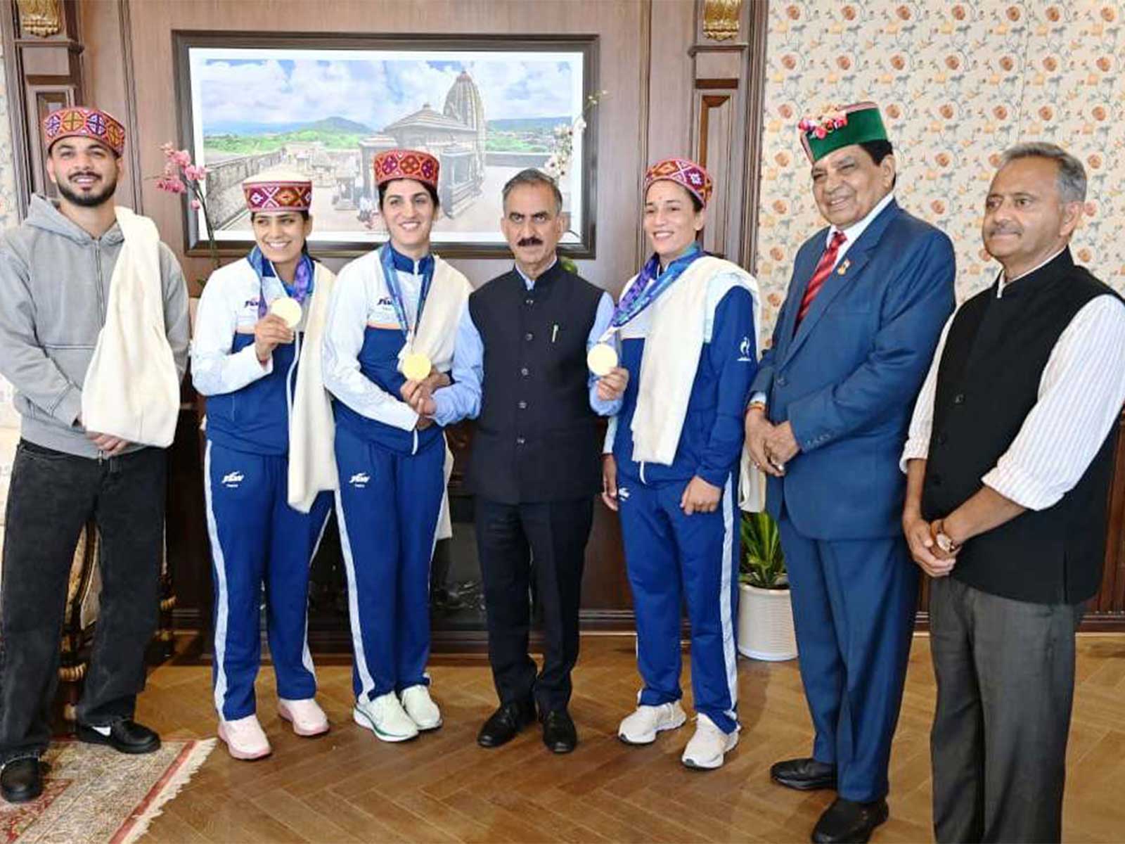  Himachal Pradesh CM Sukhvinder Singh Sukhu with women’s kabaddi team players Pushpa Rana, Jyoti Thakur and Bhawna Thakur (Photo/ANI)
