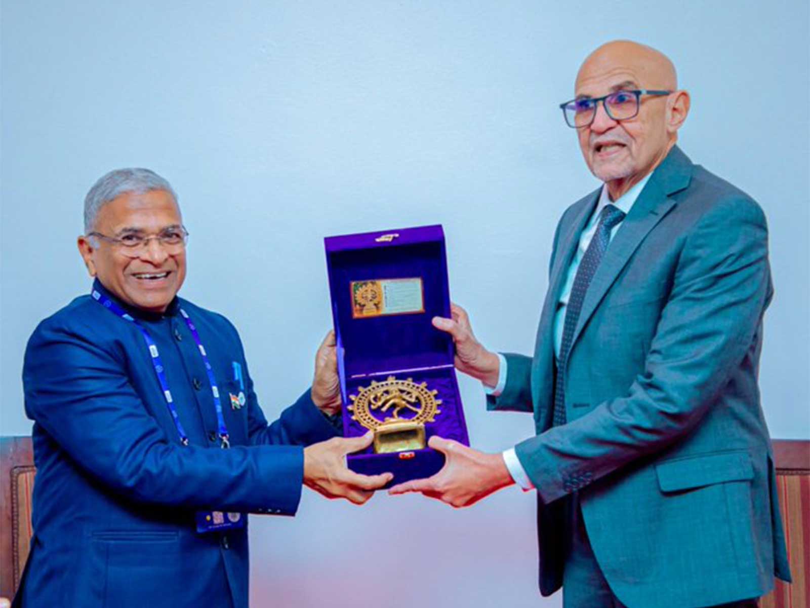 Rajya Sabha Deputy Chairman Harivansh presenting a token gift to Tanzania National Assembly Speaker Mussa Azzan Zungu during their bilateral meeting on the sidelines. (Photo: X/@IndiainTanzania)