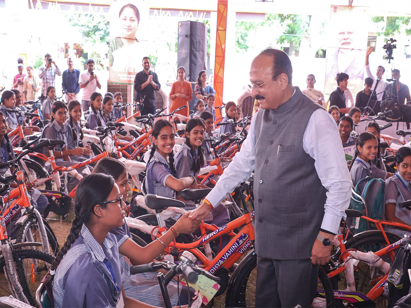 Delhi Education Minister Ashish Sood distributes bicycles to girl student (Photo/Delhi Education Minister Office)