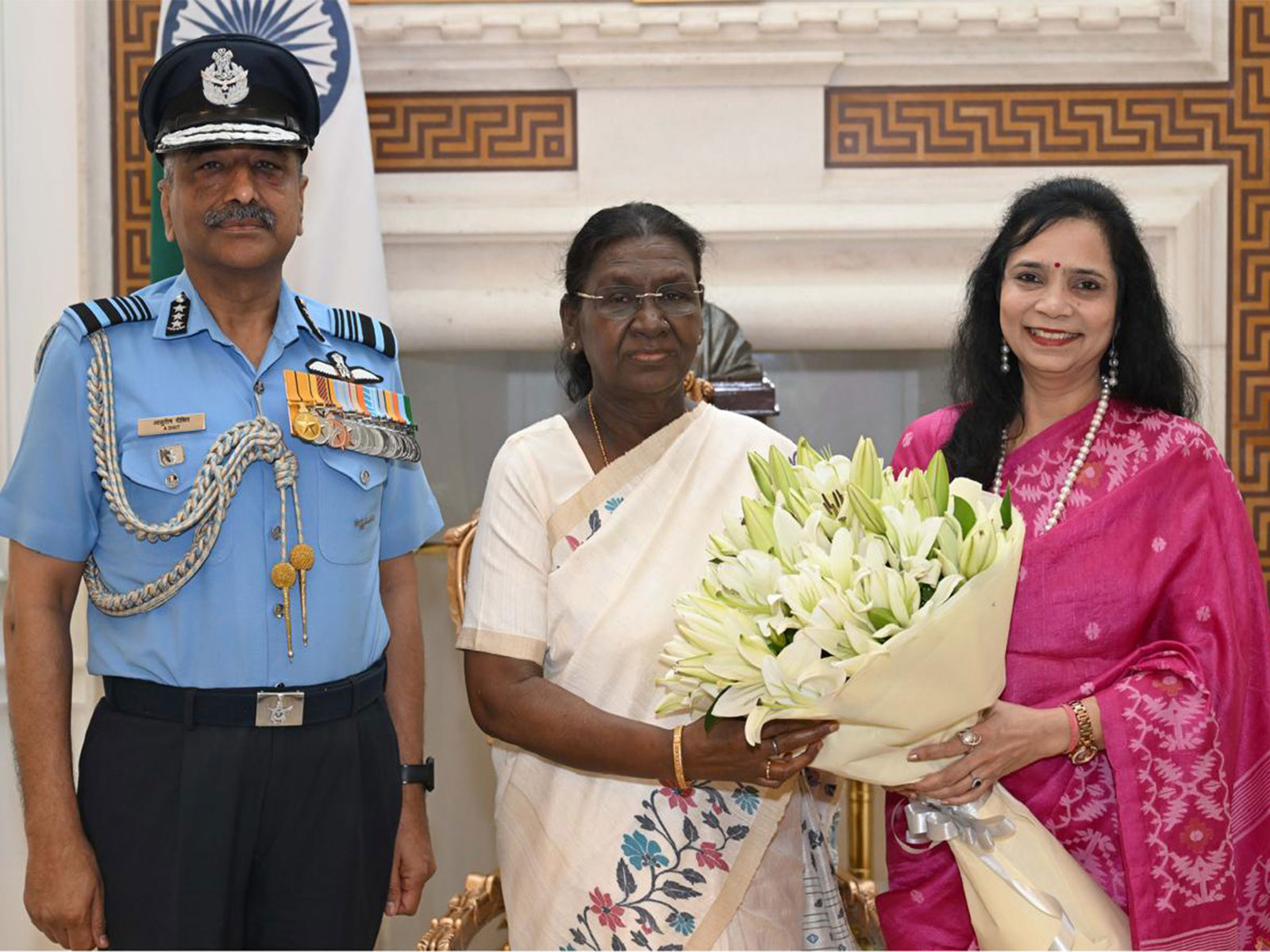 Air Marshal Ashutosh Dixit and AFFWA Vice President Archana Dixit with President Draupadi Murmu (Photo/X/@IAF_MCC)
