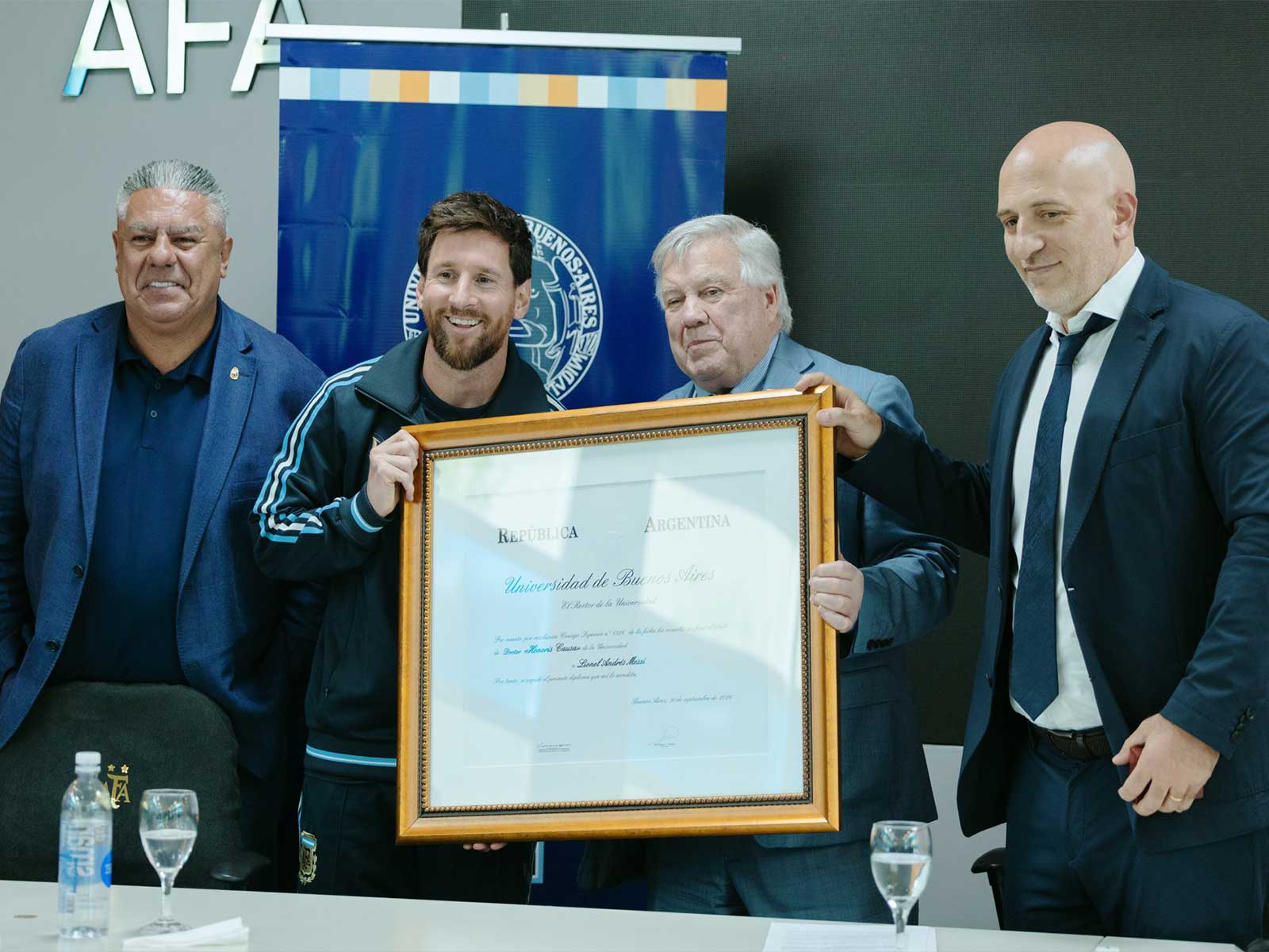 Messi receiving the honour from University of Beunos Aires. (Photo: @argentina X)