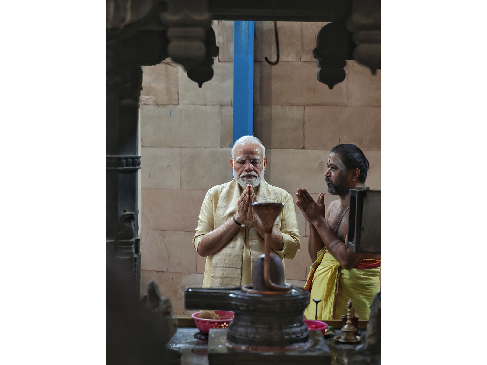PM Modi offers prayers (Photo/ANI)