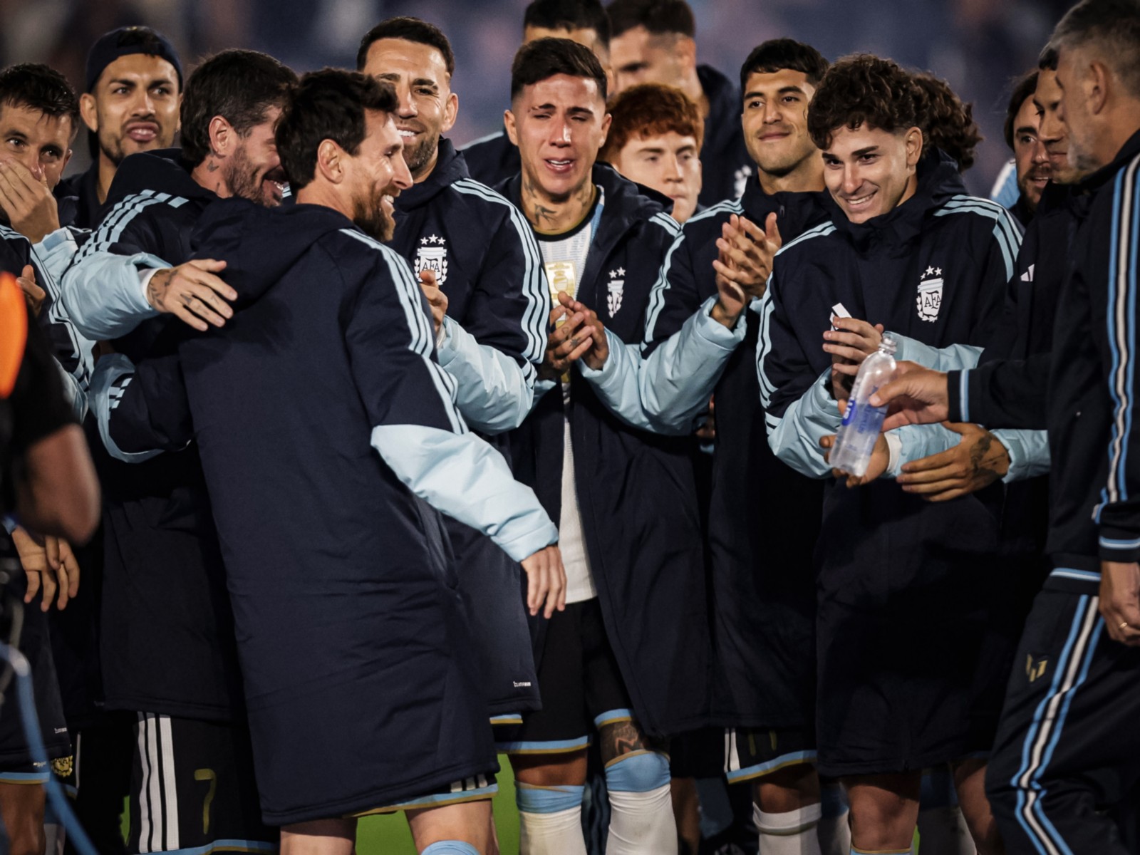 Lionel Messi with his teammates after the game (Photo: @argentina X)