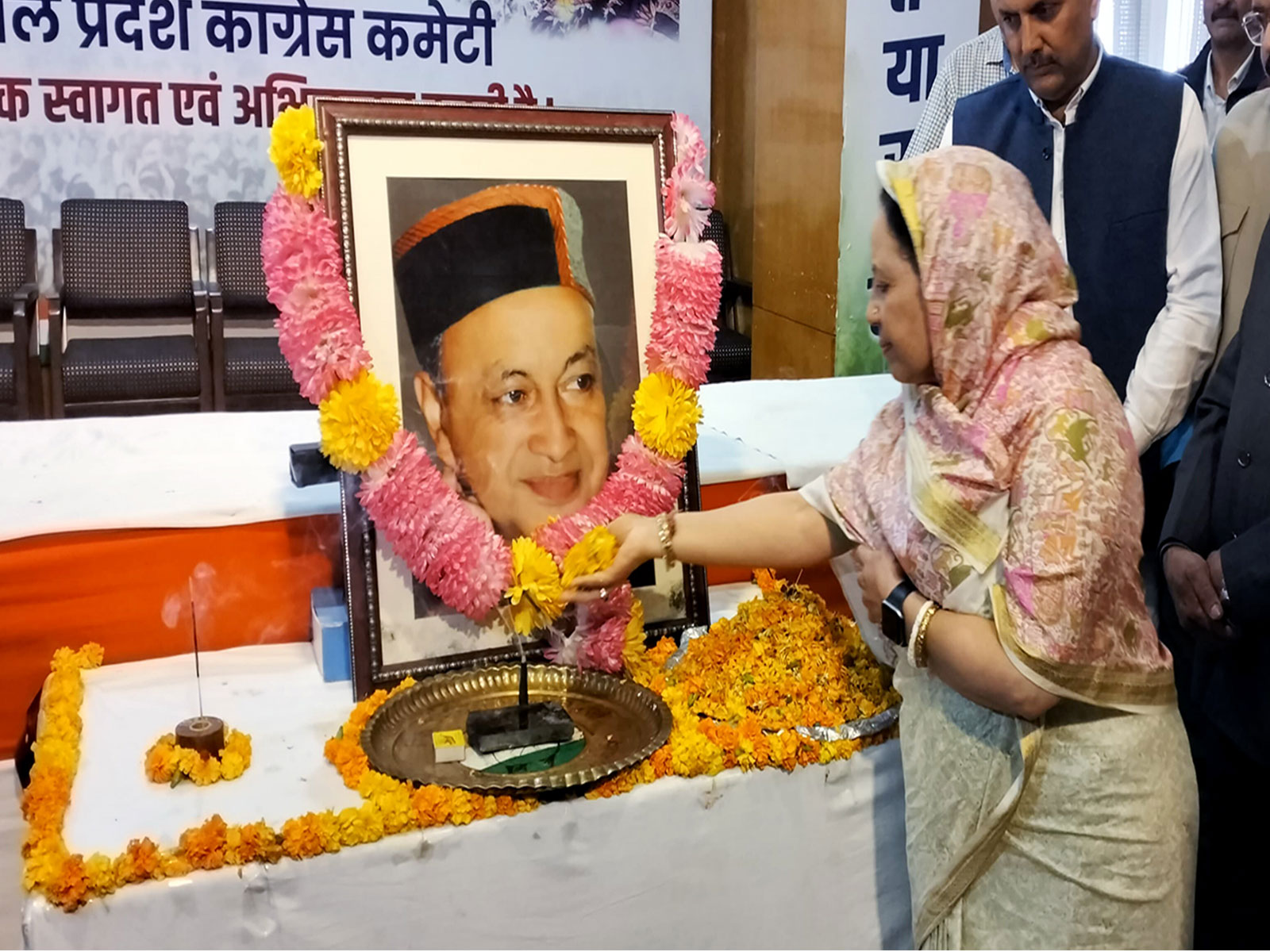 Pratibha Singh pays tribute to former CM Vidarbha Singh (Photo/ANI)