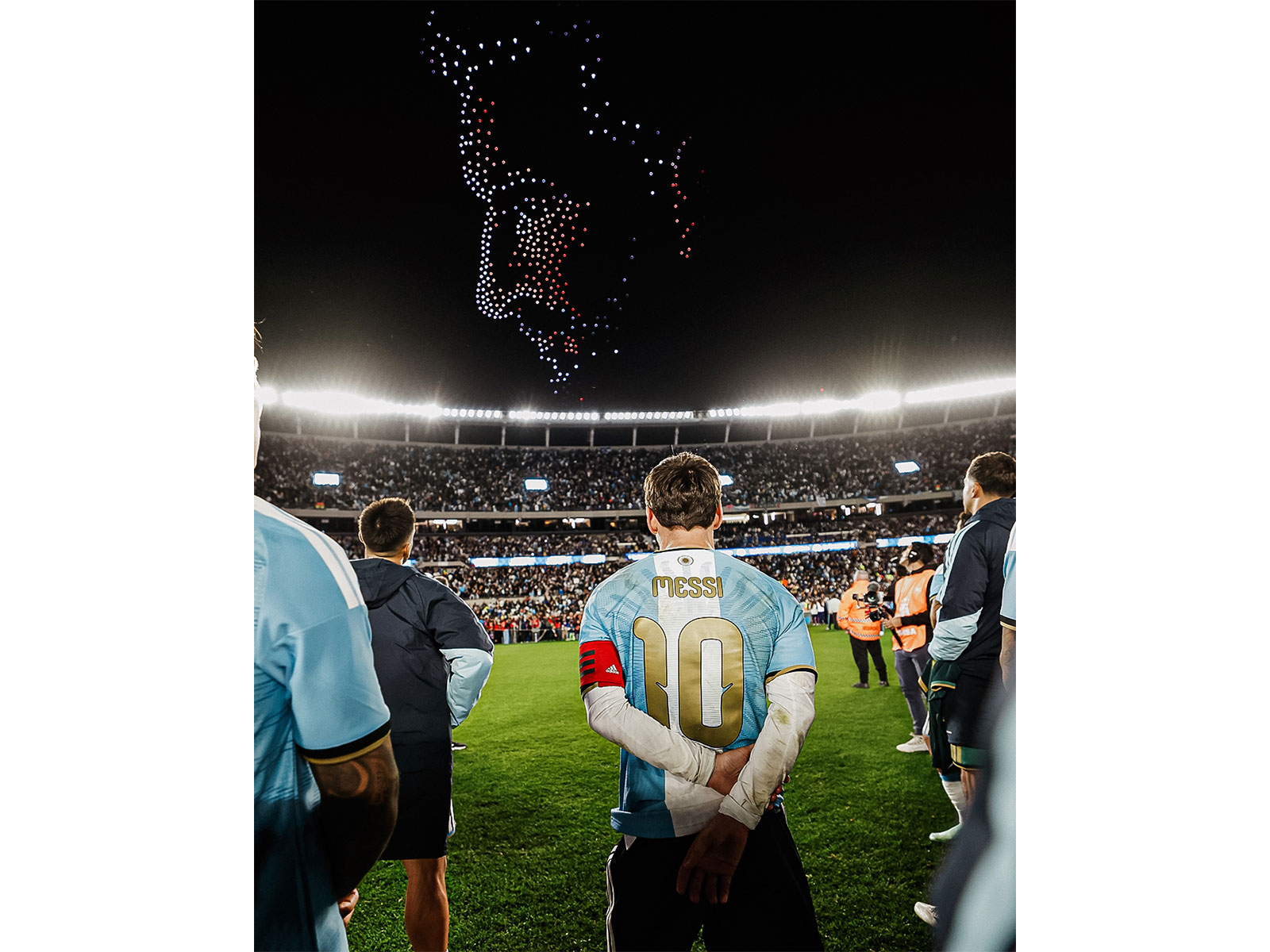 Lionel Messi watching the drone show during his farewell match. (Photo: @Argentina X)