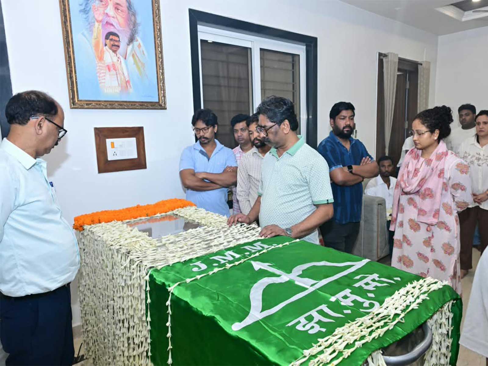 Mortal remains of Rupi Soren’s wife brought to Hemant Soren’s residence (Photo: IPRD)