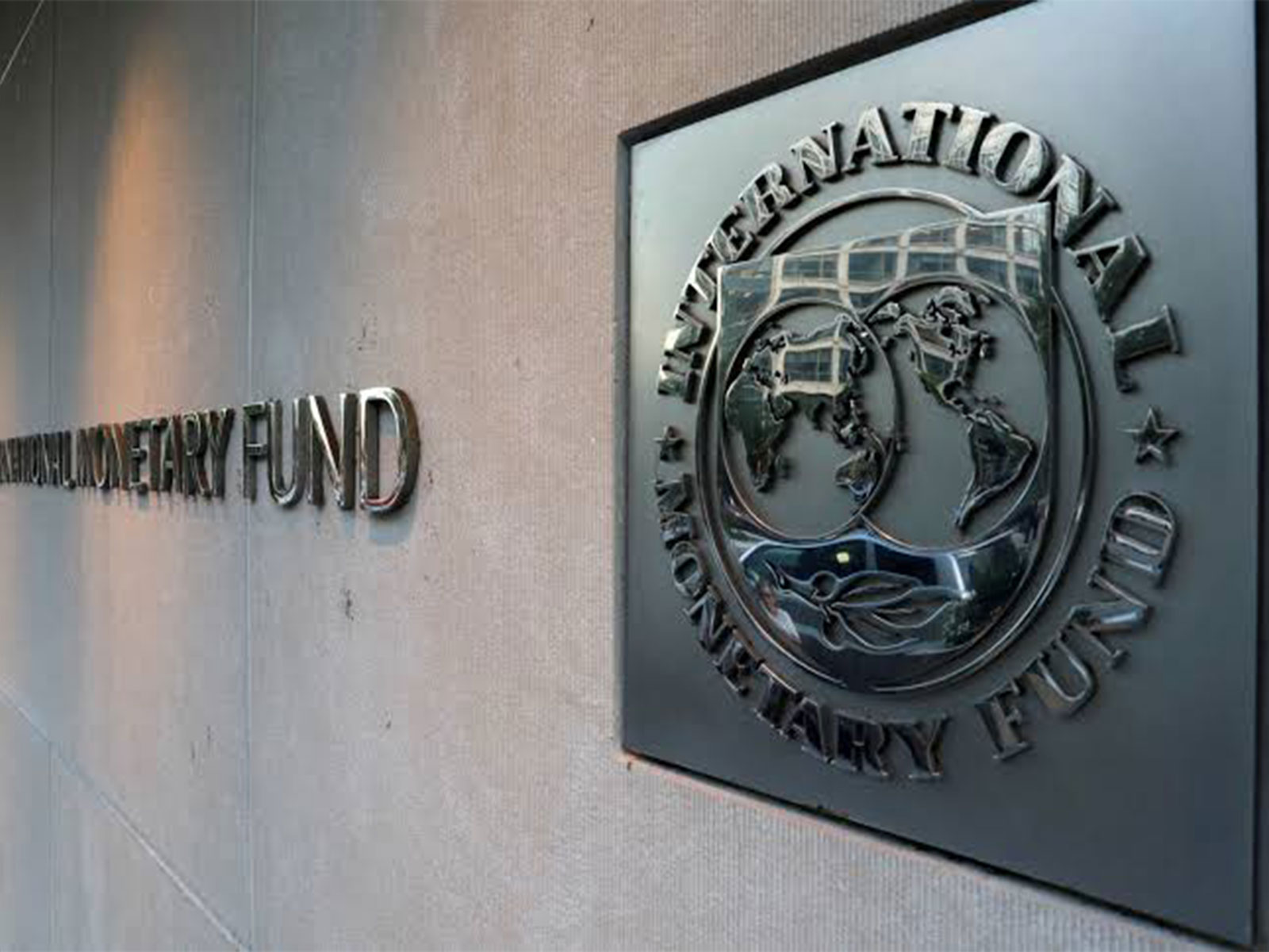 International Monetary Fund (IMF) logo is seen outside the headquarters building in Washington, US. (Photo/Reuters)