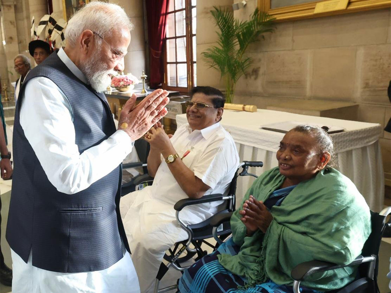 Prime Minister Narendra Modi and Hemant Soren's late mother Rupi Soren (Photo X/Narendra Modi)