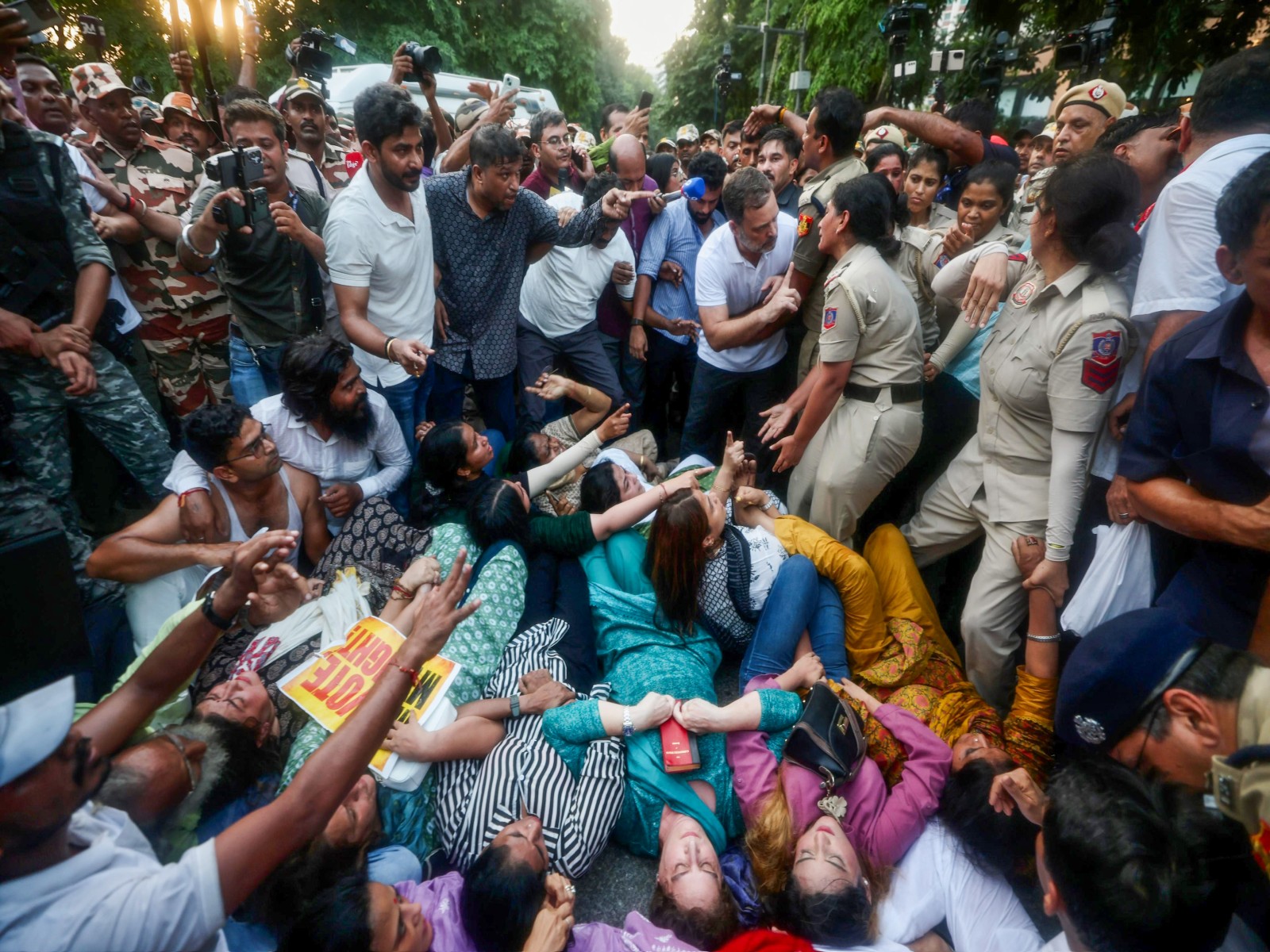 .Rahul and Priyanka Gandhi resist Police action during Wednesday's protest (Photo/ANI)