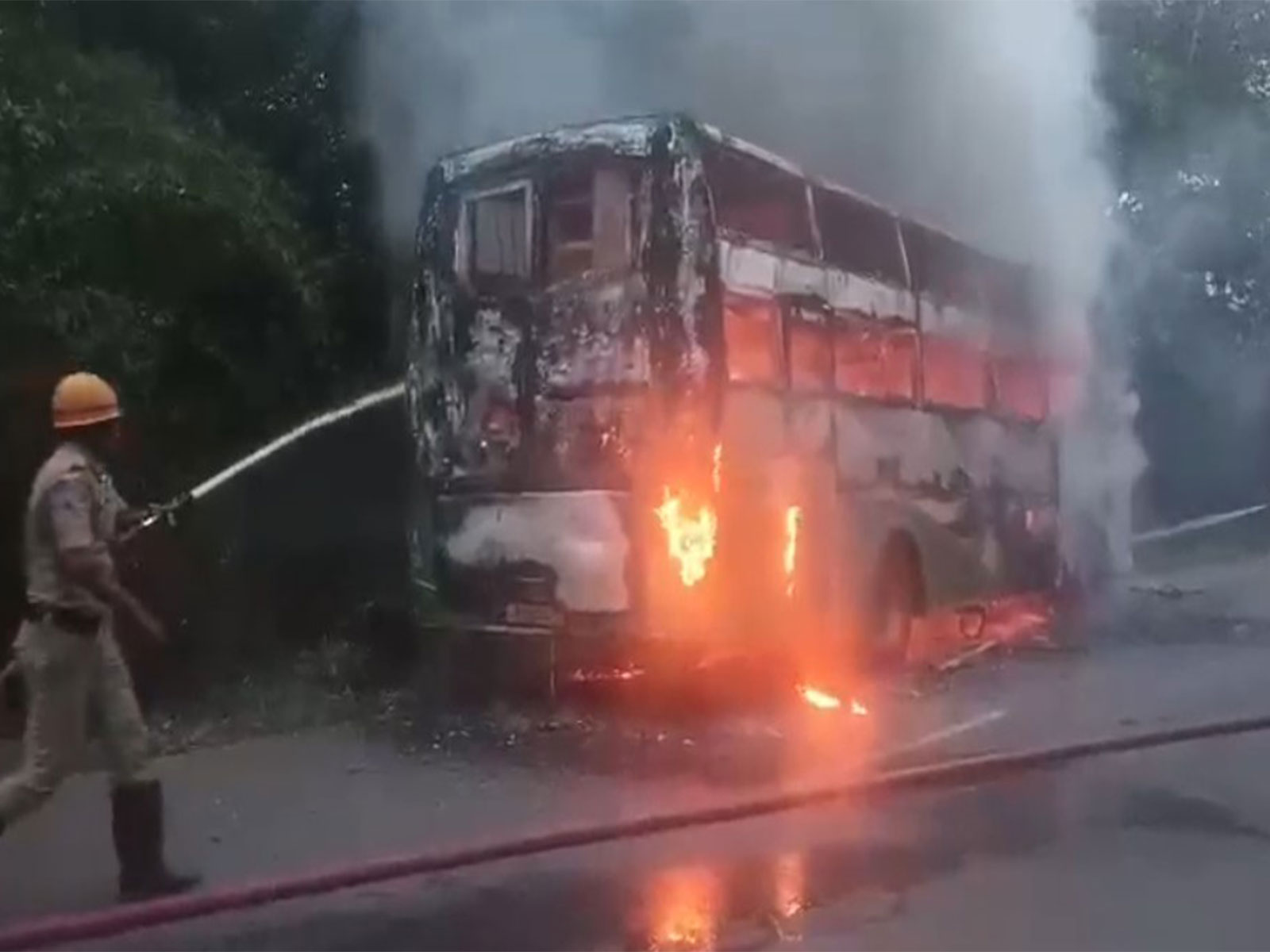 Private sleeper bus caught fire while moving near Mumbalu Village (Photo/Police)