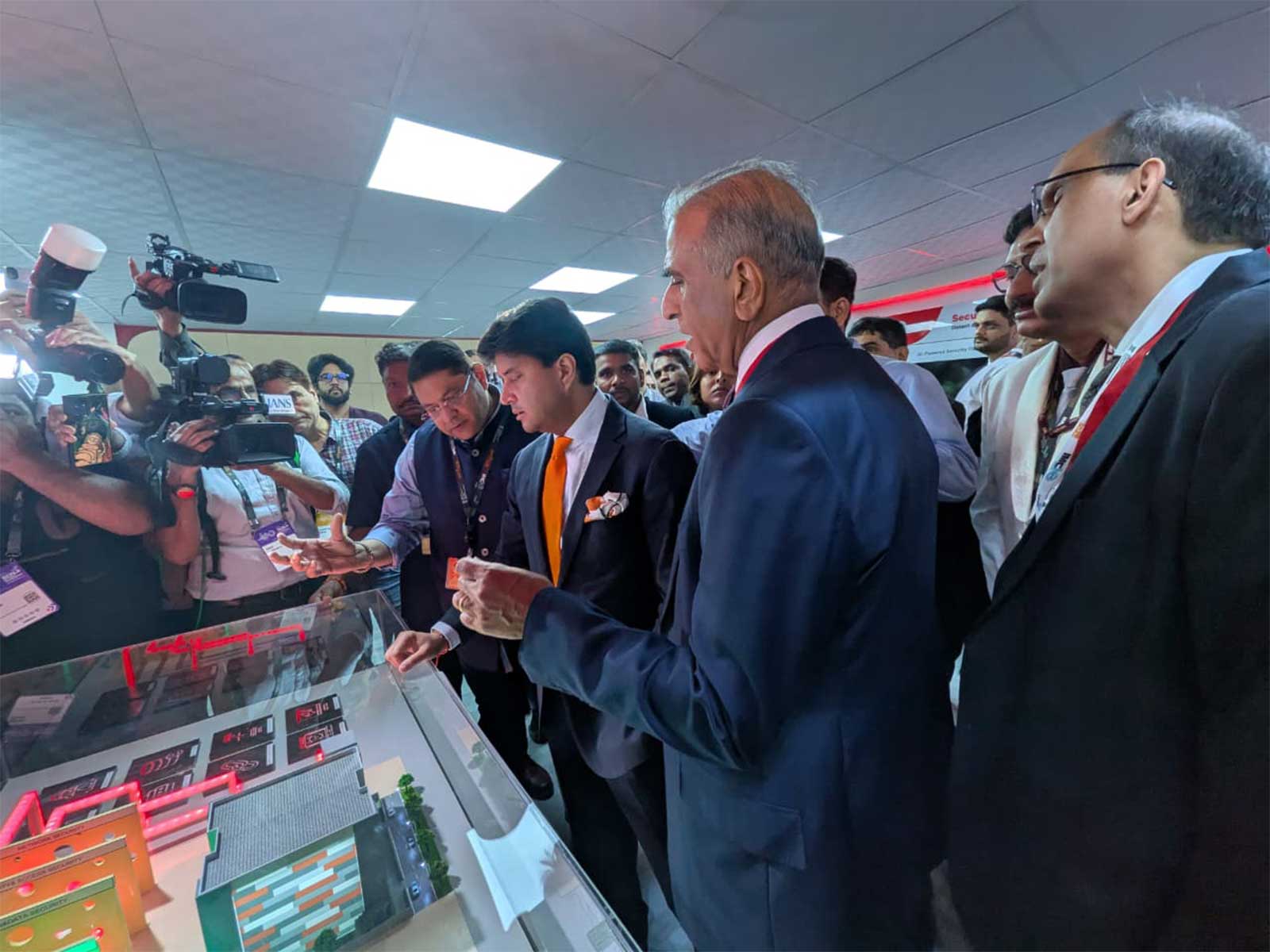Airtel welcomes Union Minister Jyotiraditya Scindia, at its booth at IMC 2026 (Photo/Airtel)