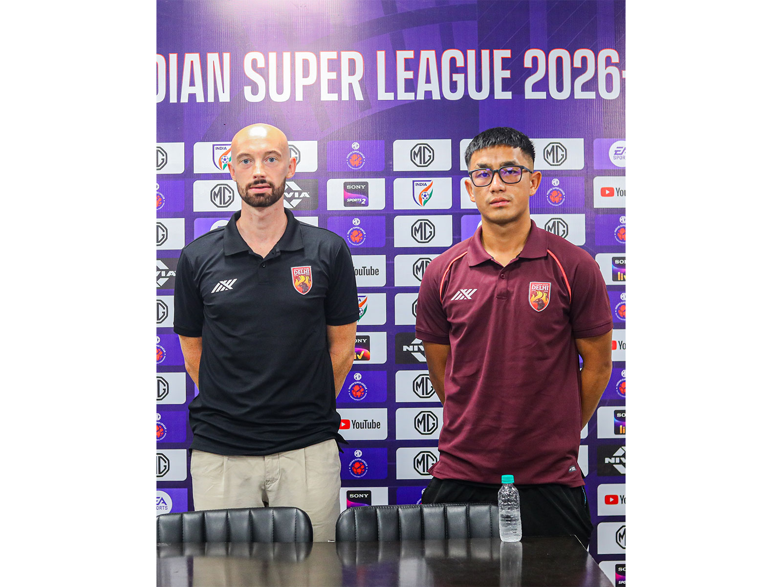 Head Coach Tomasz Tchórz and midfielder Lalrinliana Hnamte. (Photo/ISL) 
