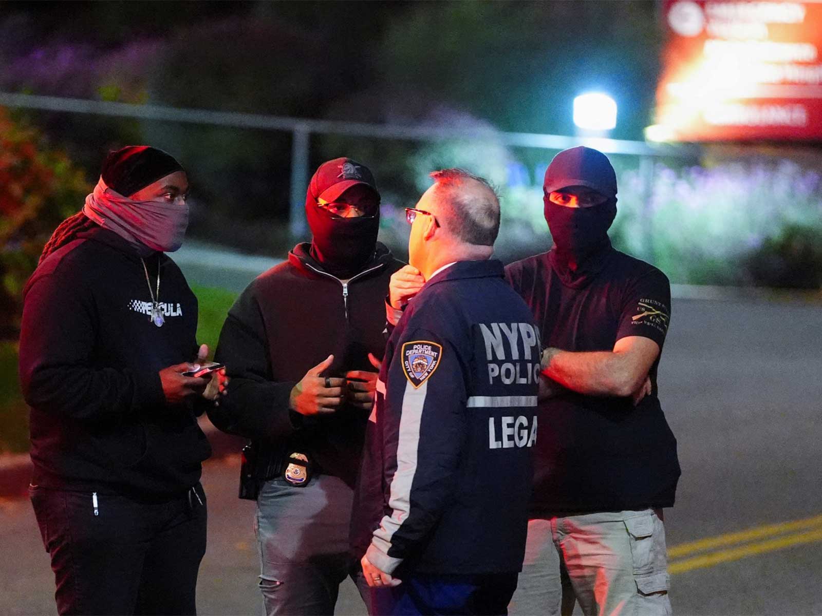US Immigration and Customs Enforcement (ICE) officers speaking to a member of the New York  Police Department at NewYork-Presbyterian Allen Hospital, where local media reported that the person injured during the shooting has been admitted (Photo/Reut