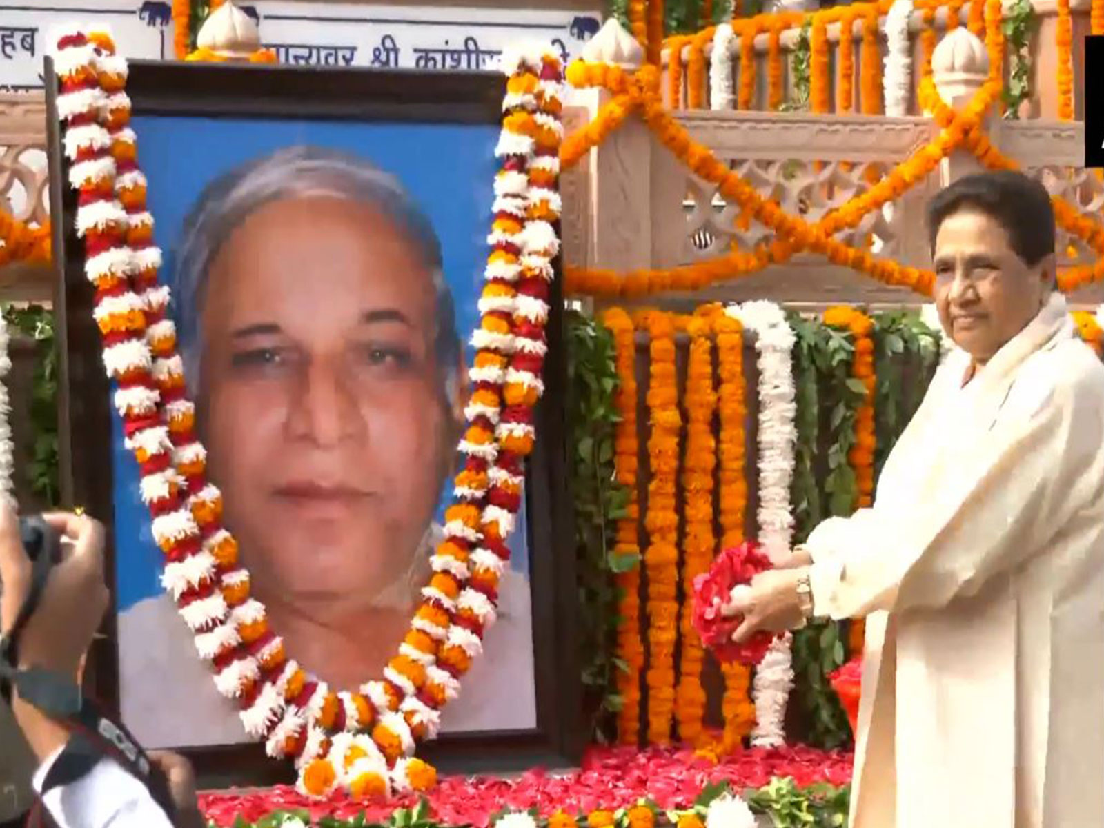 BSP supremo paying tribute to Kanshi Ram (Photo/ANI)