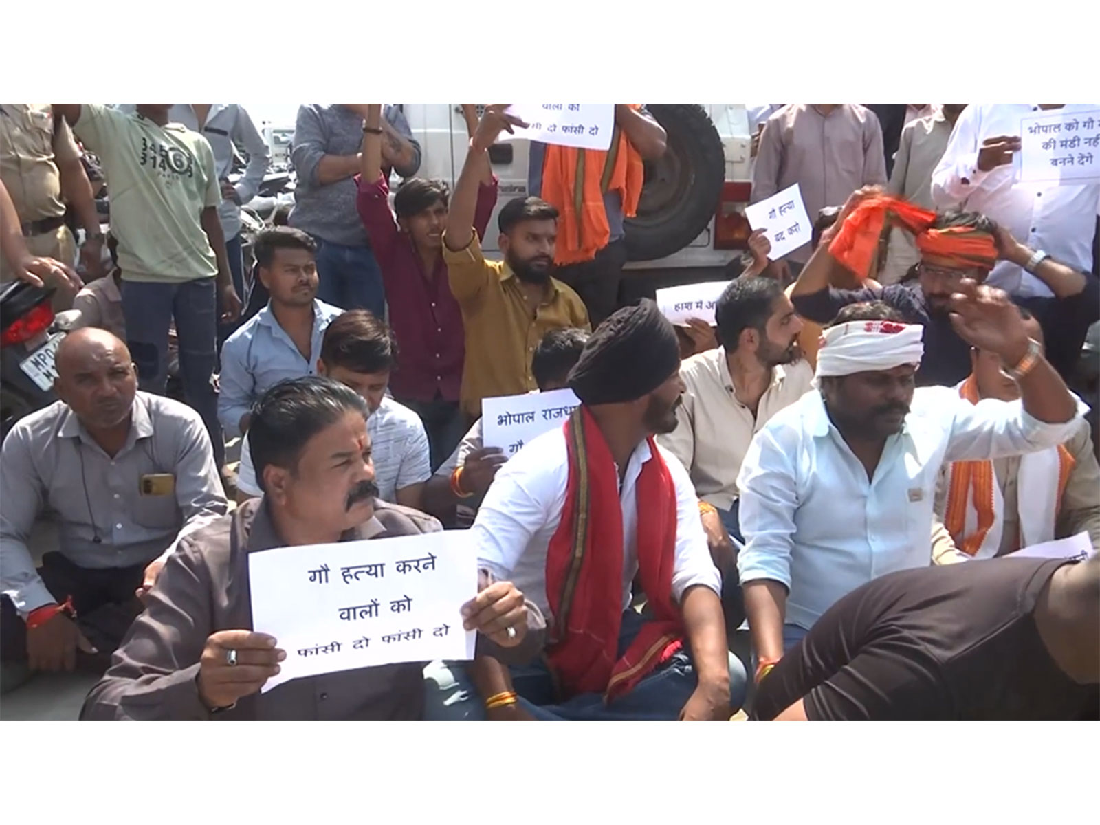 Hindu outfits staging protest (Photo/ANI)