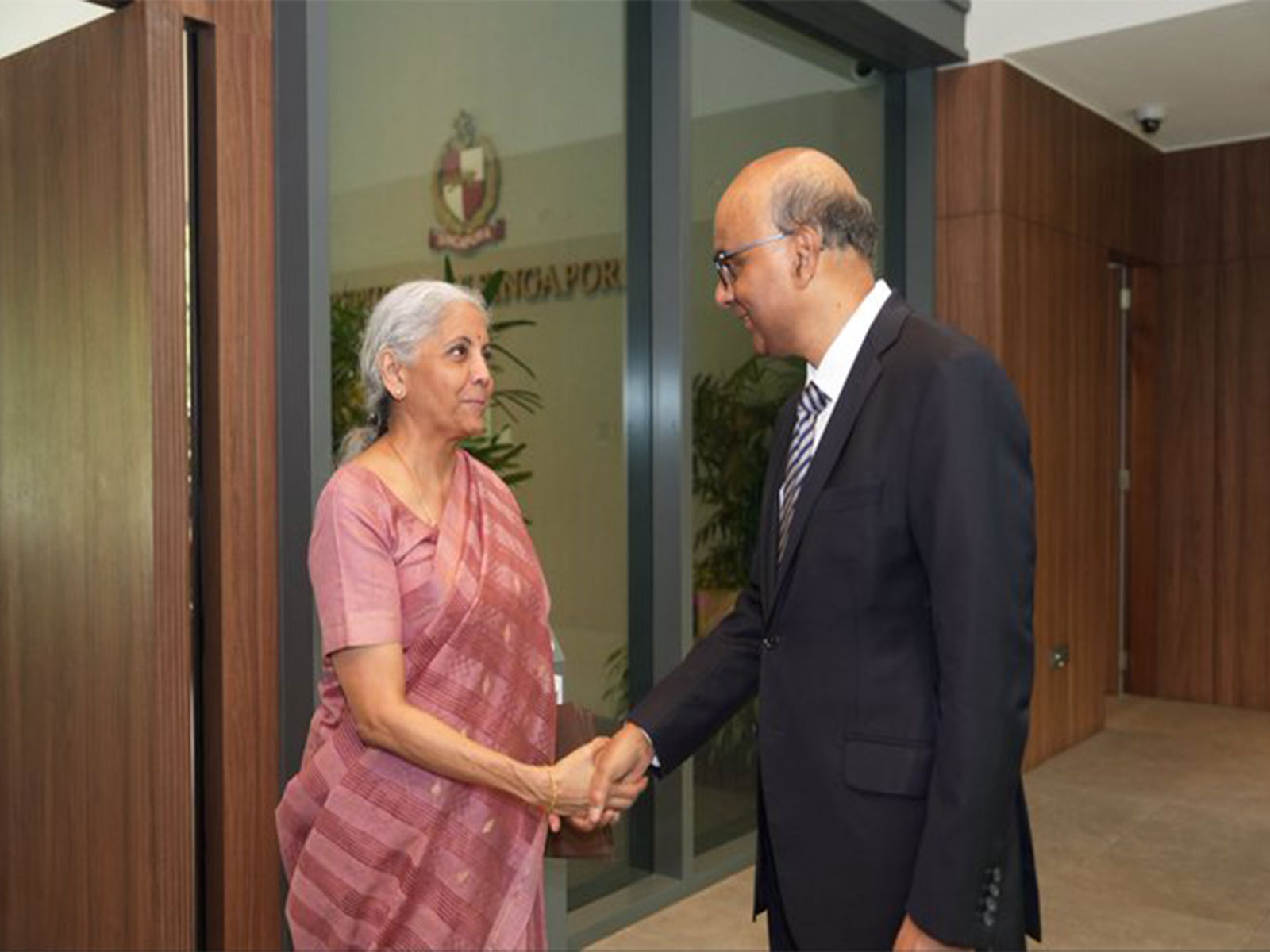 Nirmala Sitharaman and Singapore President Tharman Shanmugaratnam (Photo/@FinMin)