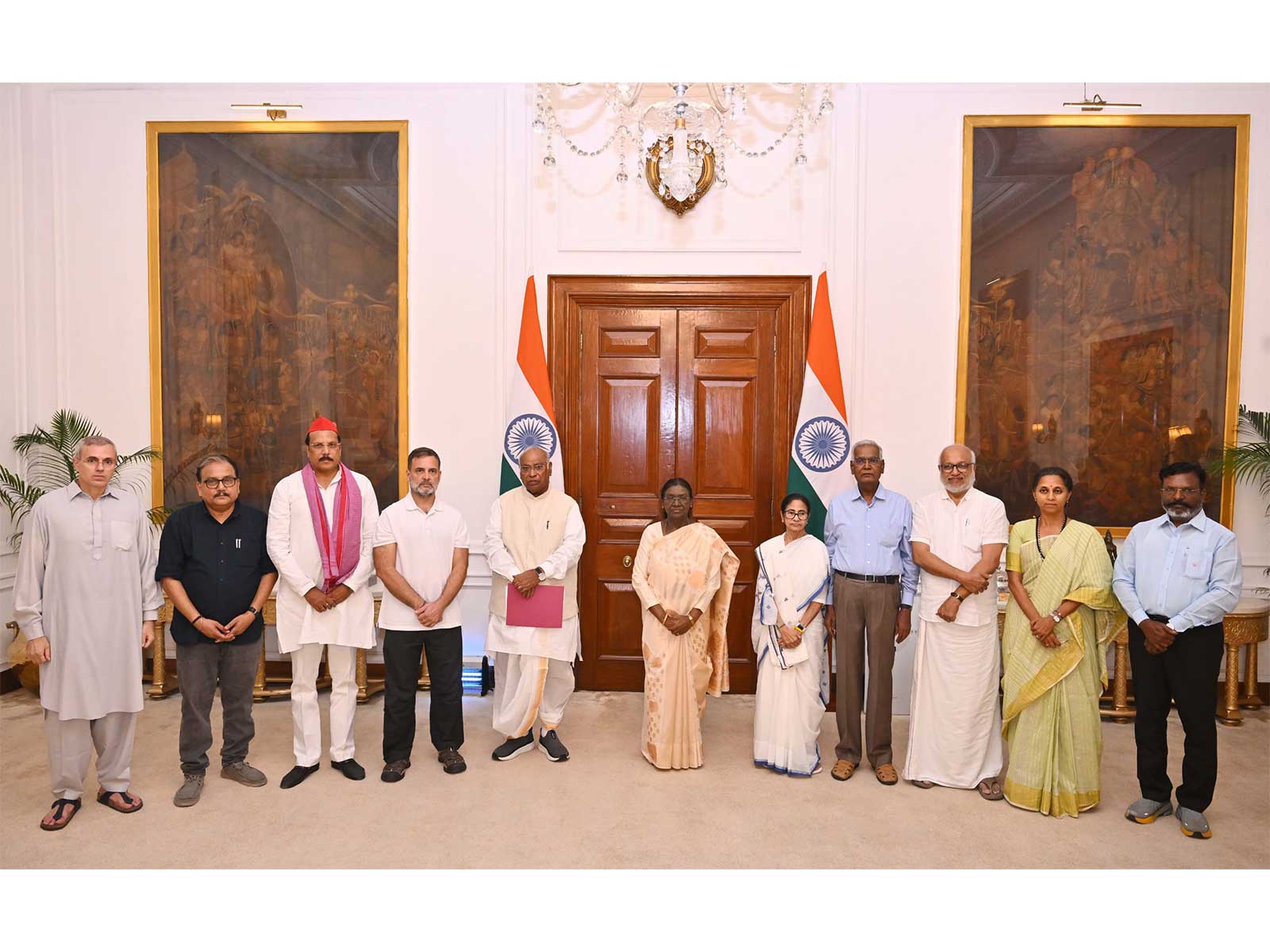 INDIA bloc leaders submits memorandum to President Murmu (Photo/x/@RahulGandhi)