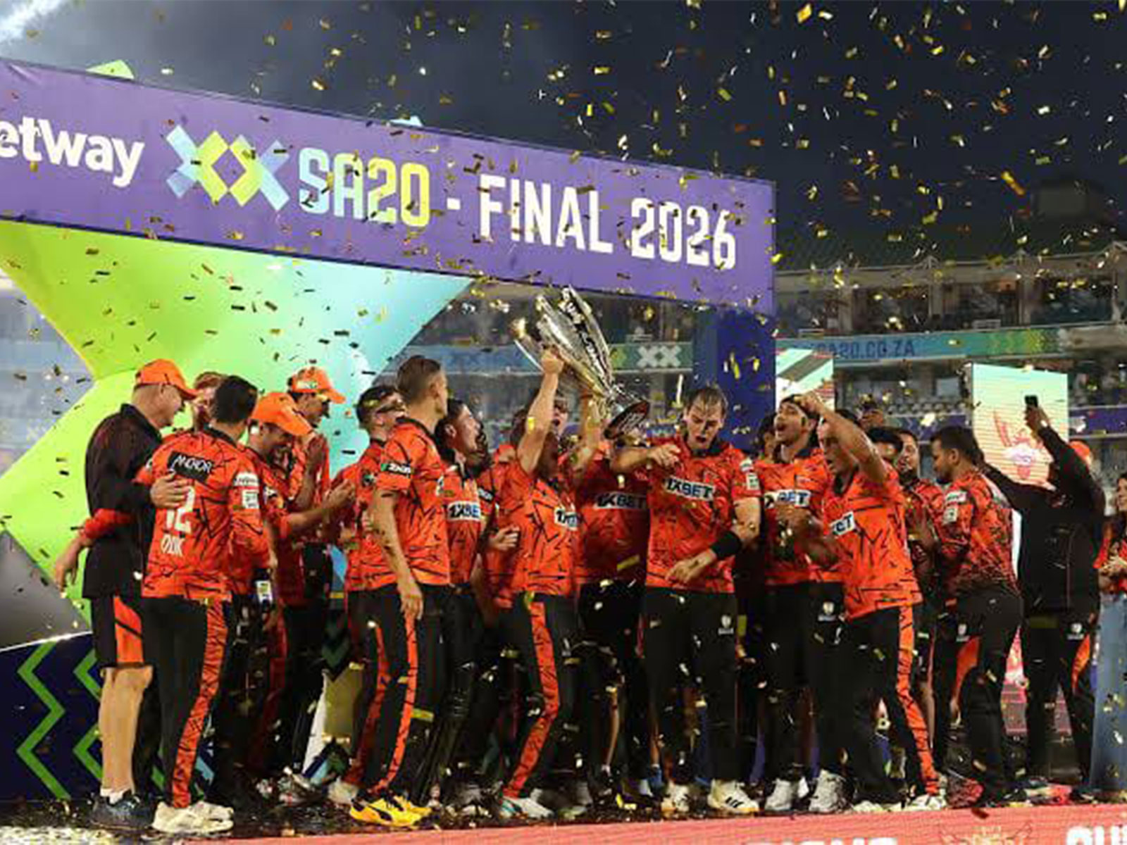 Sunrisers Eastern Cape team with SA20 trophy. (Photo: SA20)