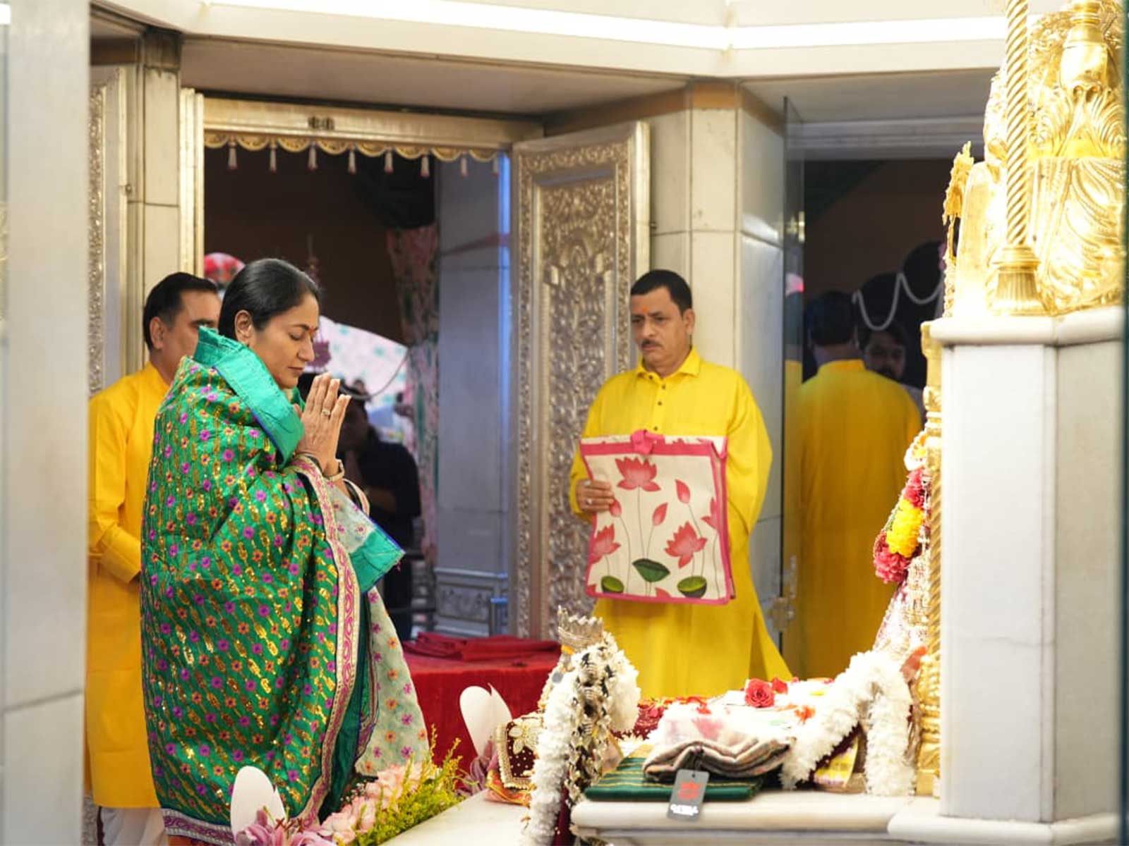 Delhi Chief Minister Rekha Gupta in Jhandewalan Temple (Photo/X@gupta_rekha)