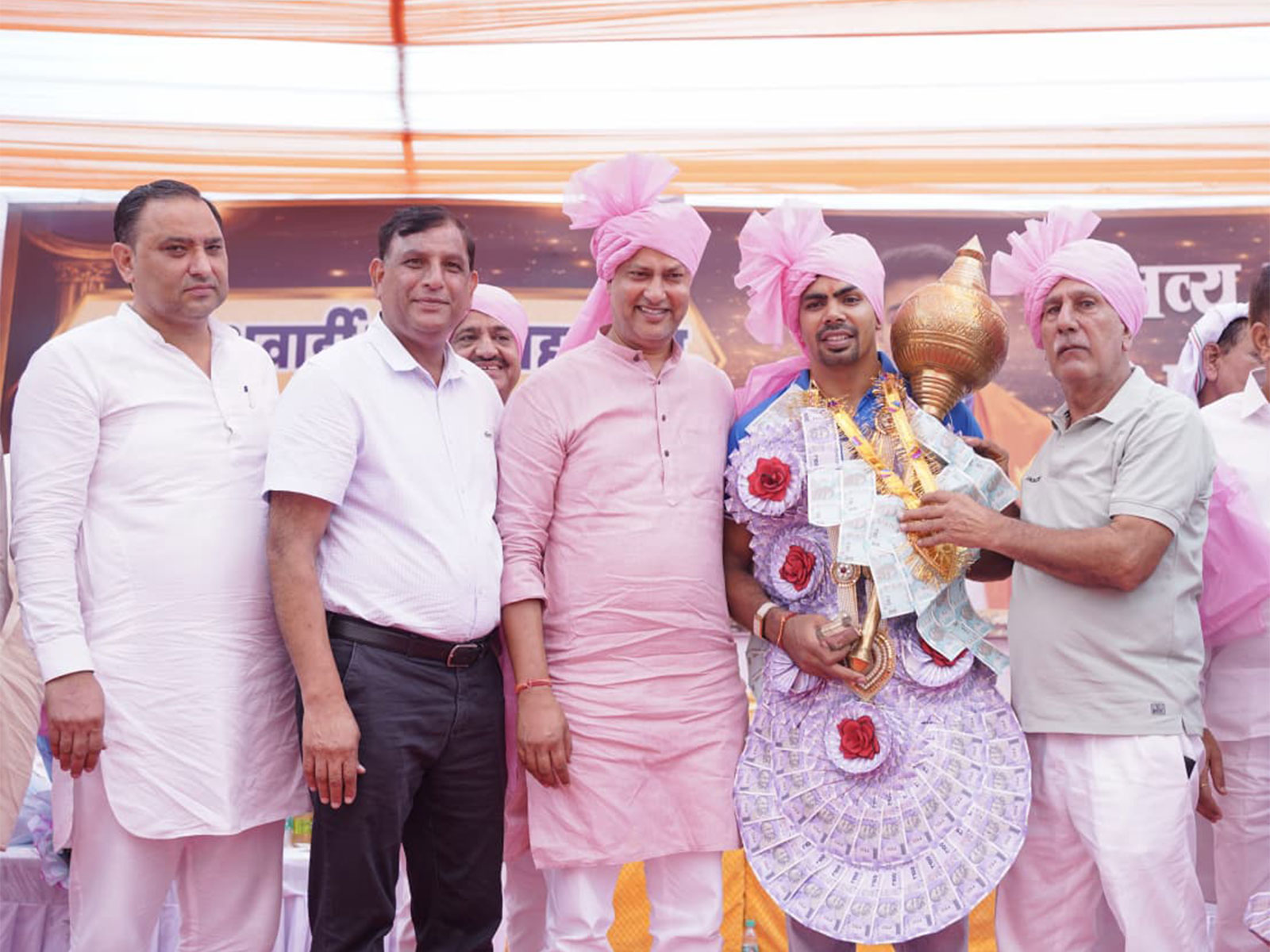 Delhi Cabinet Minister Ravinder Indraj Singh felicitates star kabaddi player Pawan Sehrawat during a civic reception in New Delhi (Photo/ANI)