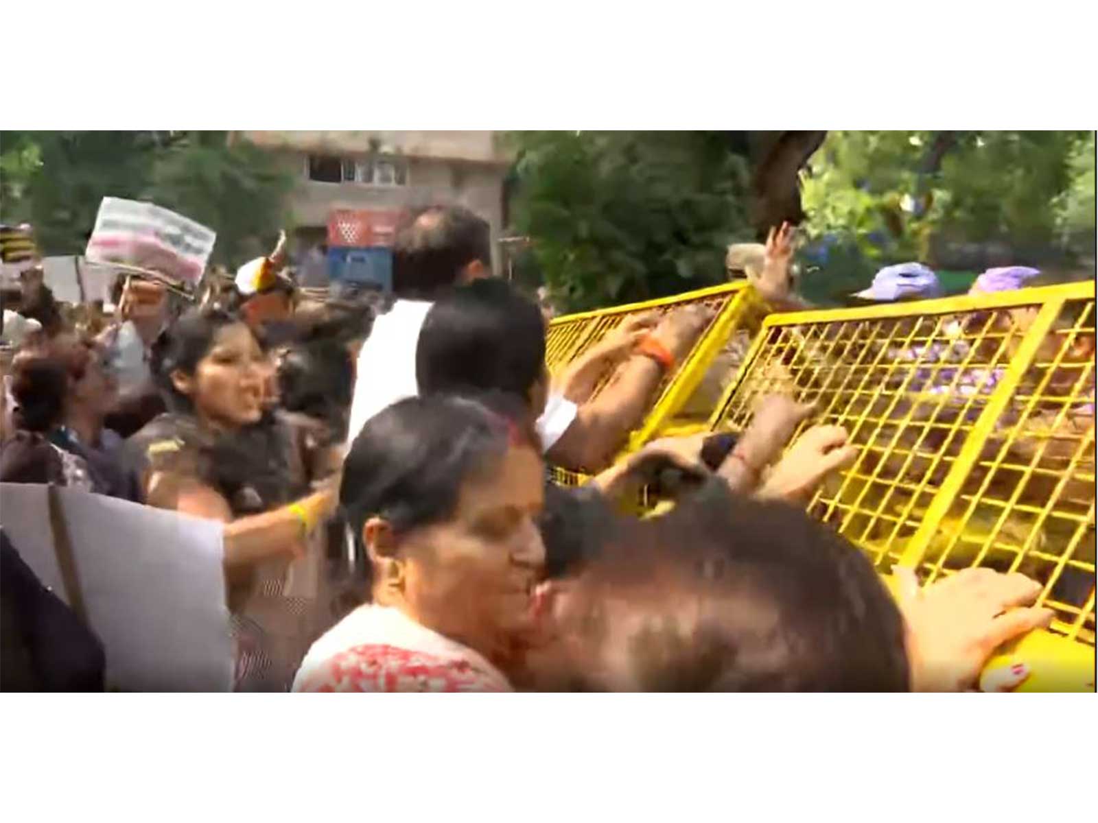 BJP Mahila Morcha hold protest march to Congress headquarters (Photo/ANI)