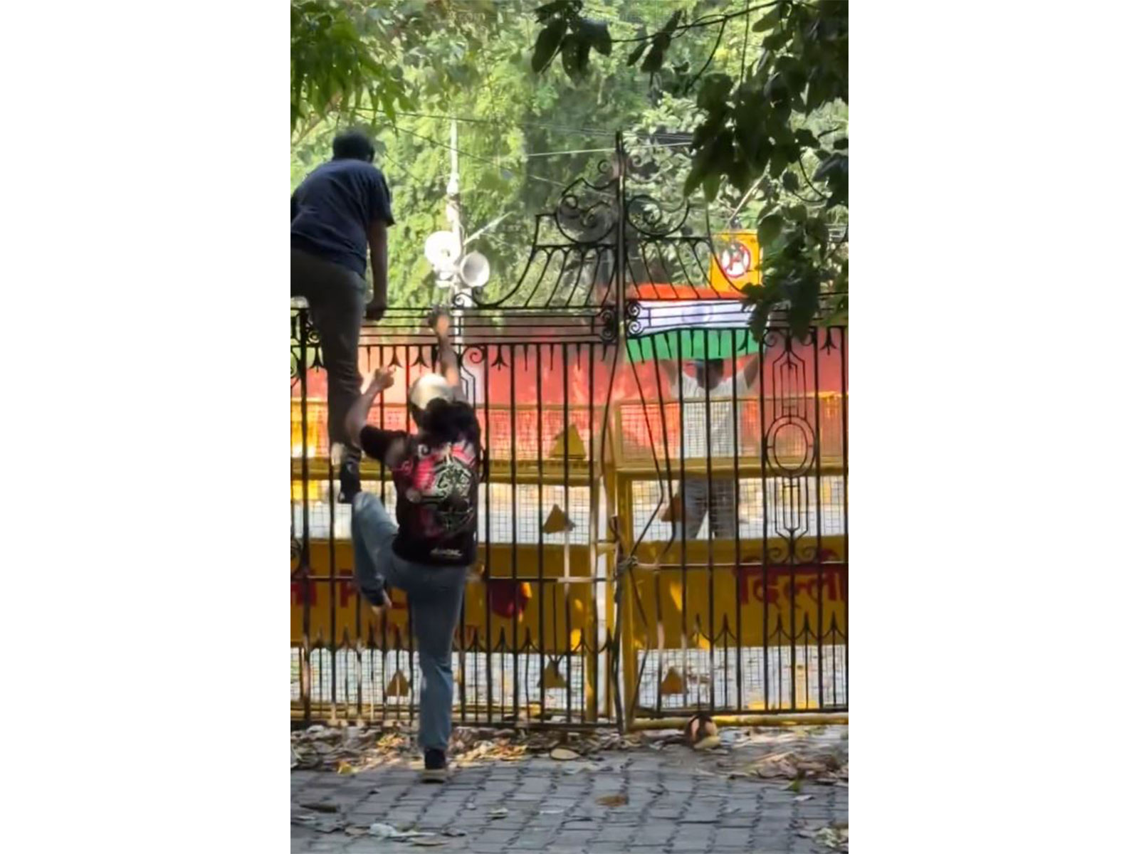 CJP activists attempt to breach Jantar Mantar (Photo/@abhijeet_dipke)
