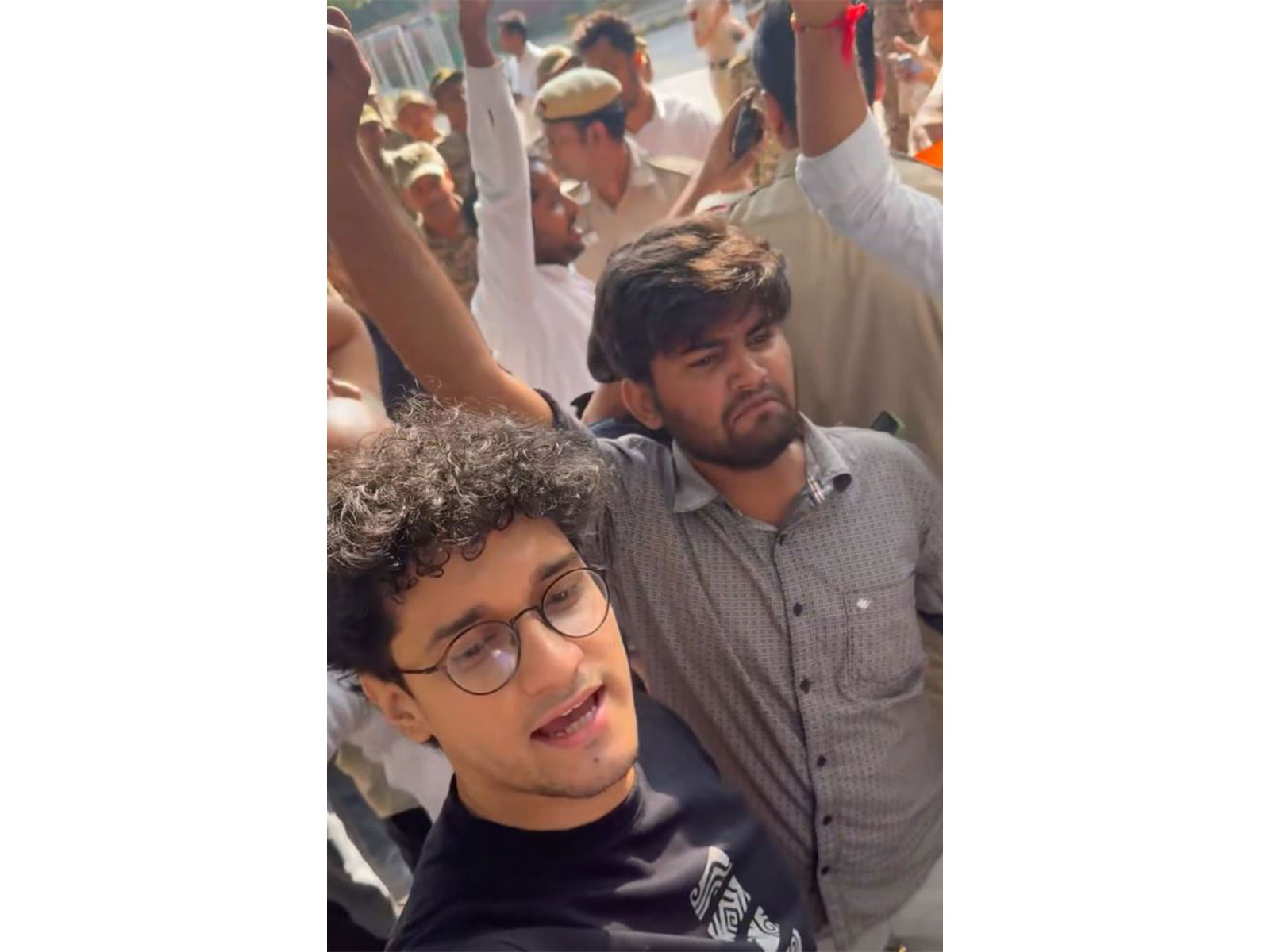Saurav Das attempts to breach Jantar Mantar (Photo/@SauravDassss)