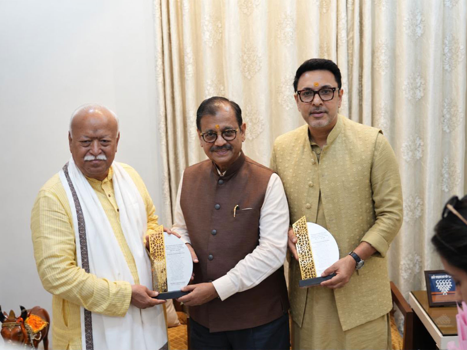'Prahaar' makers meet RSS chief Mohan Bhagwat (Photo/Maddock Films)